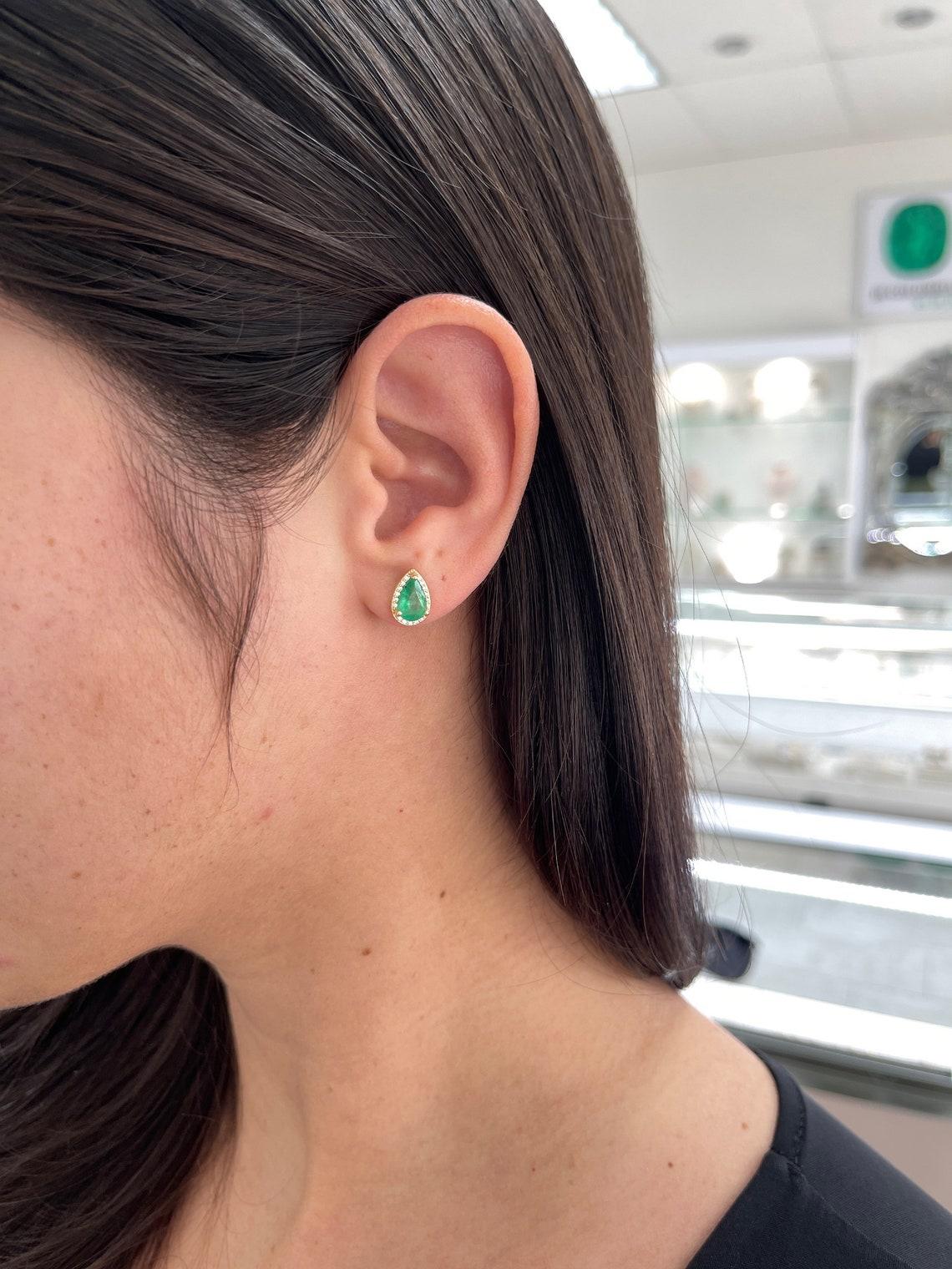 1.87tcw Teardrop Emerald & Diamond Halo Earrings 14K Pear Emerald Studs Real en vente 1