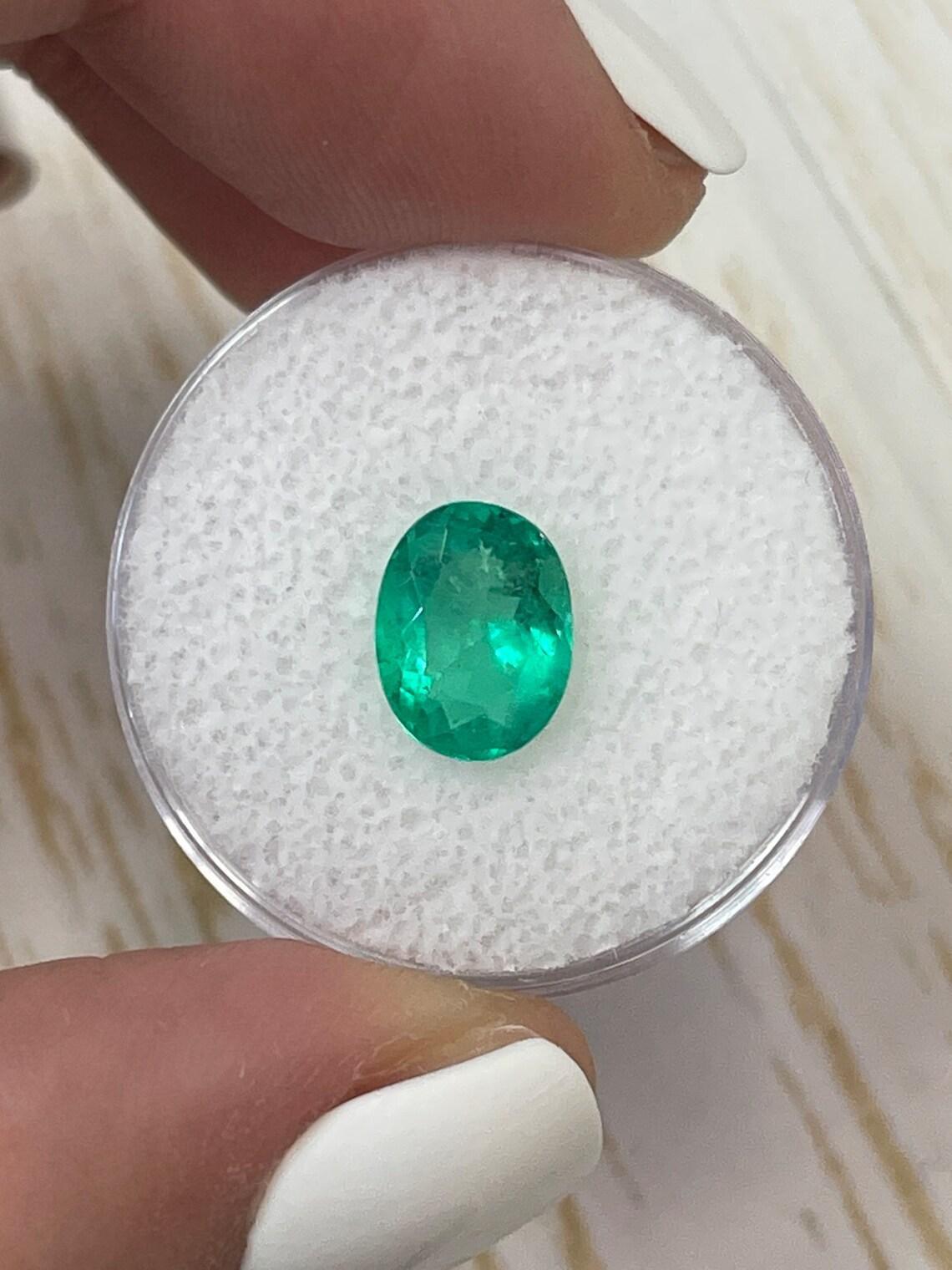 Stein: Smaragd
Gewicht: 1,88 Karat
Form: Ovaler Schliff
Klarheit: Transparent
Lüster: Sehr gut
Farbe: Gelblich grün
Abmessungen: 9,65 mm x 7,38 mm x 4,64 mm
Geografische Herkunft: Kolumbien
Behandlung: Natürlich, Ölen

Anmerkungen: Aufgrund der
