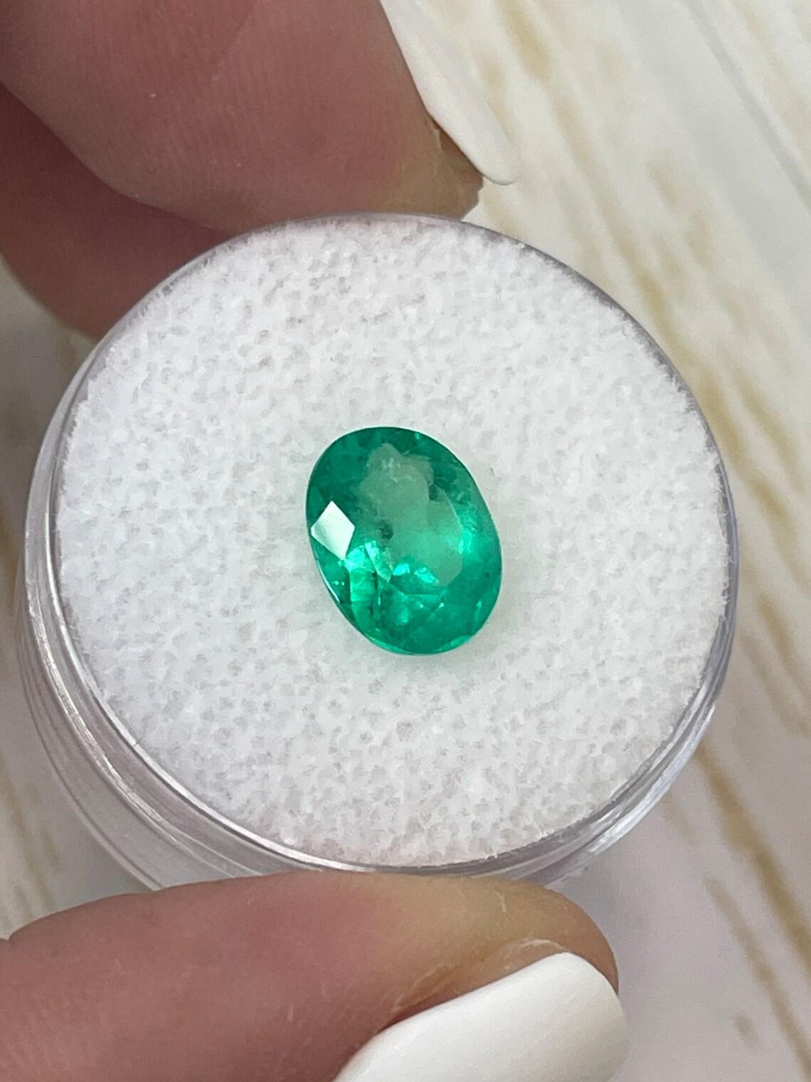 1,88 Karat 10x7 Apfelgrüner kolumbianischer Smaragd im Ovalschliff - Ovalschliff  Mai Geburtsstein Edelstein (Moderne) im Angebot