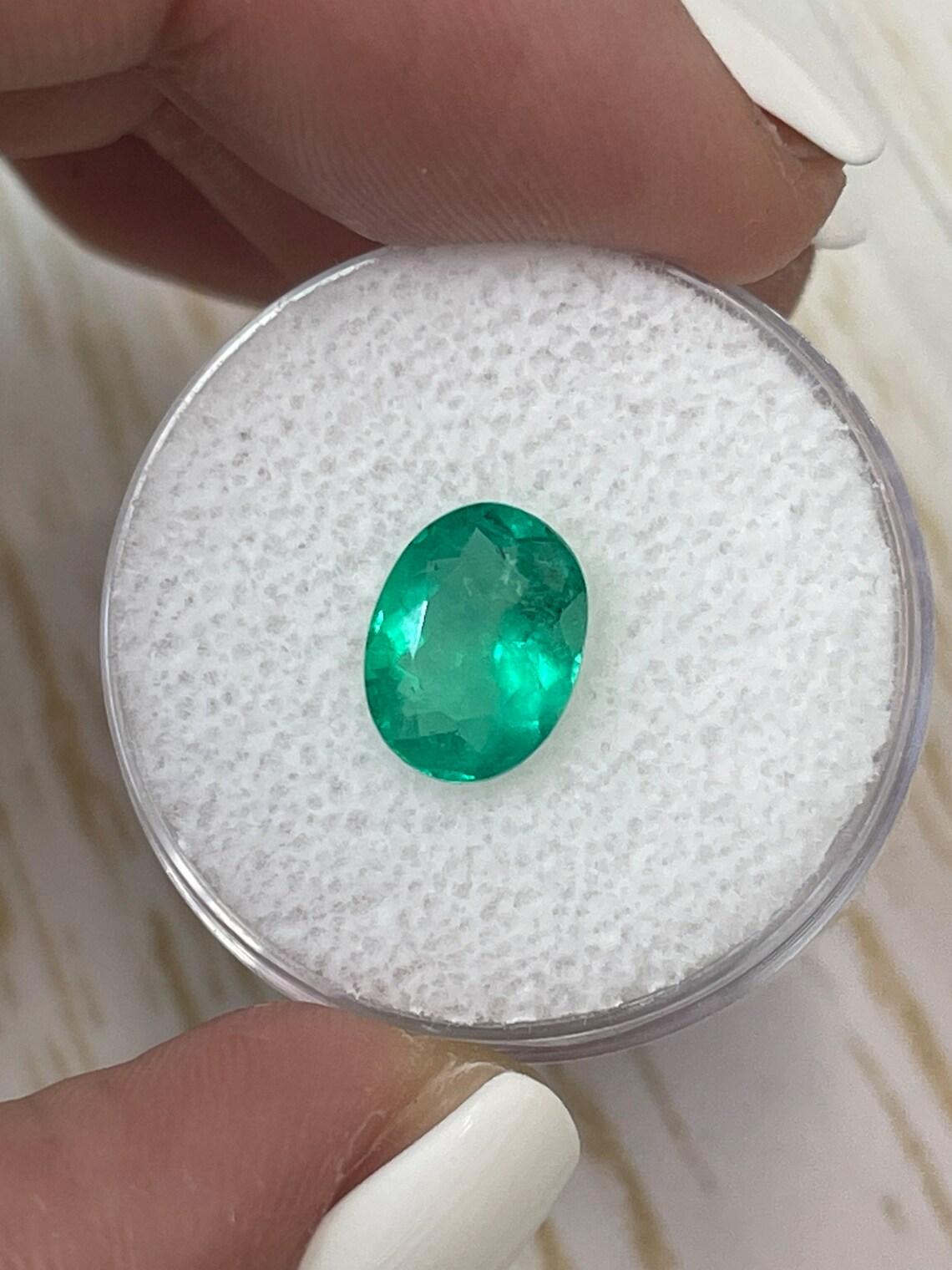 1,88 Karat 10x7 Apfelgrüner kolumbianischer Smaragd im Ovalschliff - Ovalschliff  Mai Geburtsstein Edelstein im Zustand „Neu“ im Angebot in Jupiter, FL