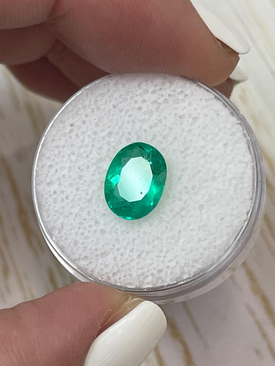 1,88 Karat 10x7 Apfelgrüner kolumbianischer Smaragd im Ovalschliff - Ovalschliff  Mai Geburtsstein Edelstein Damen im Angebot