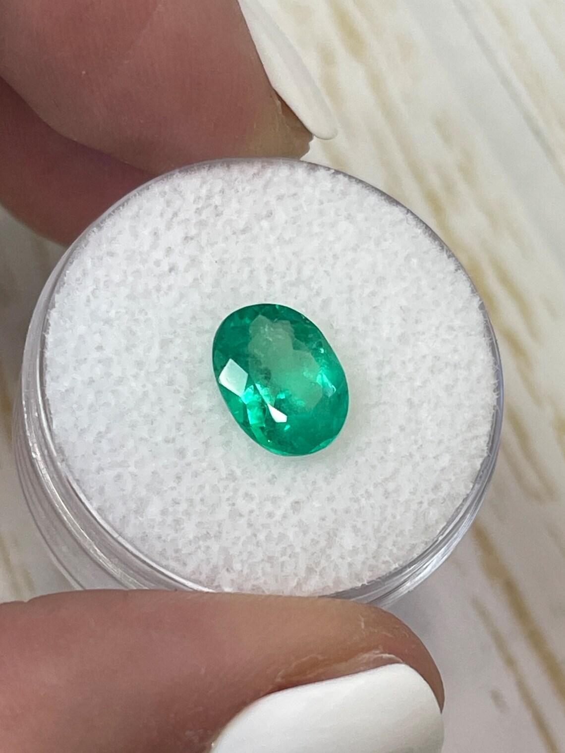 1,88 Karat 10x7 Apfelgrüner kolumbianischer Smaragd im Ovalschliff - Ovalschliff  Mai Geburtsstein Edelstein im Angebot 1