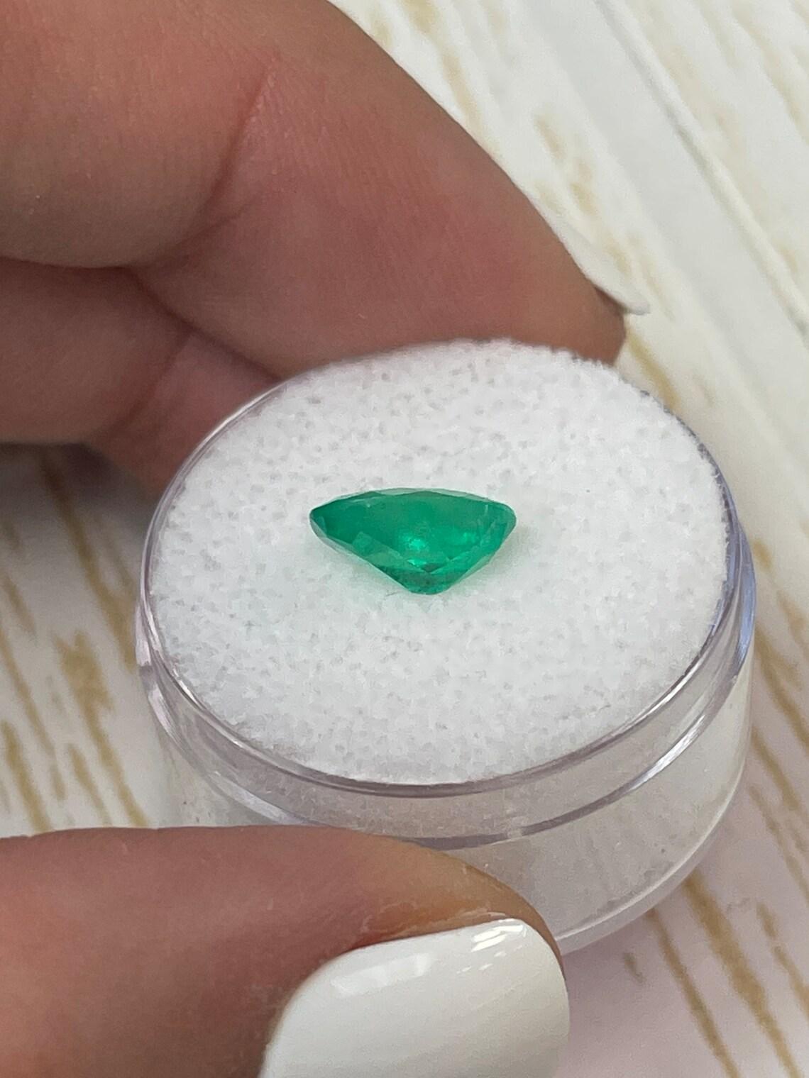 1,88 Karat 10x7 Apfelgrüner kolumbianischer Smaragd im Ovalschliff - Ovalschliff  Mai Geburtsstein Edelstein im Angebot 2