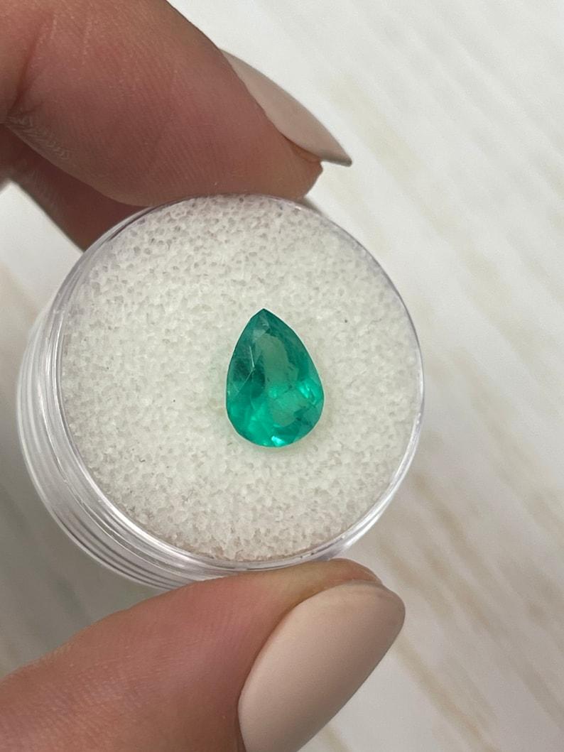 Moderno Smeraldo colombiano verde da 1,88 carati - pietra di maggio a goccia con taglio a pera in vendita