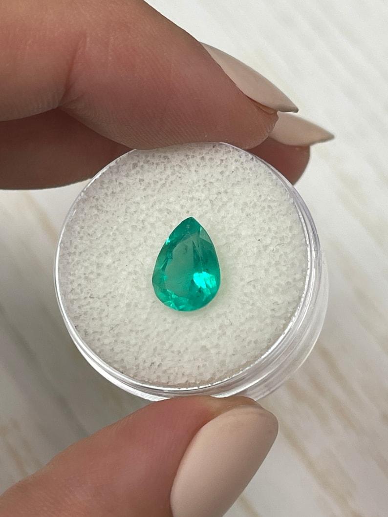 Taglio a goccia Smeraldo colombiano verde da 1,88 carati - pietra di maggio a goccia con taglio a pera in vendita