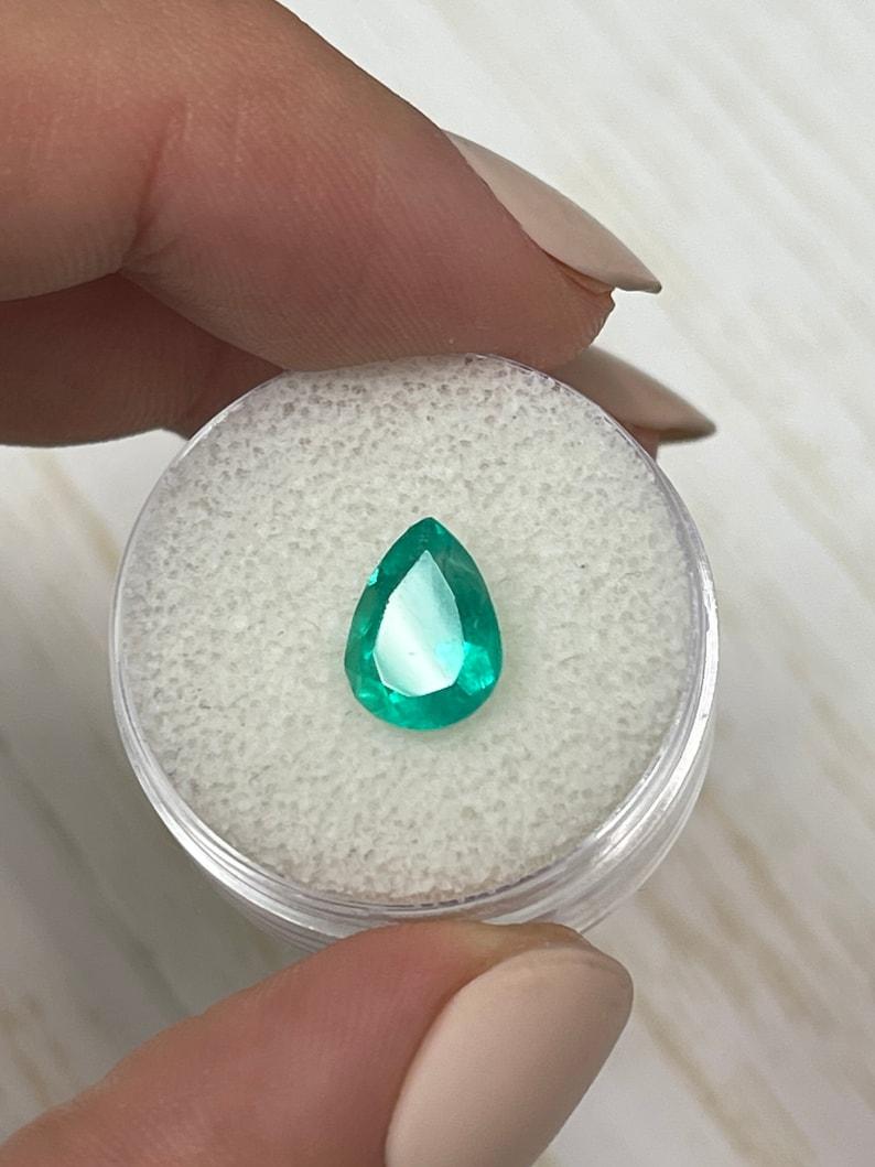 Smeraldo colombiano verde da 1,88 carati - pietra di maggio a goccia con taglio a pera In condizioni Nuovo in vendita a Jupiter, FL