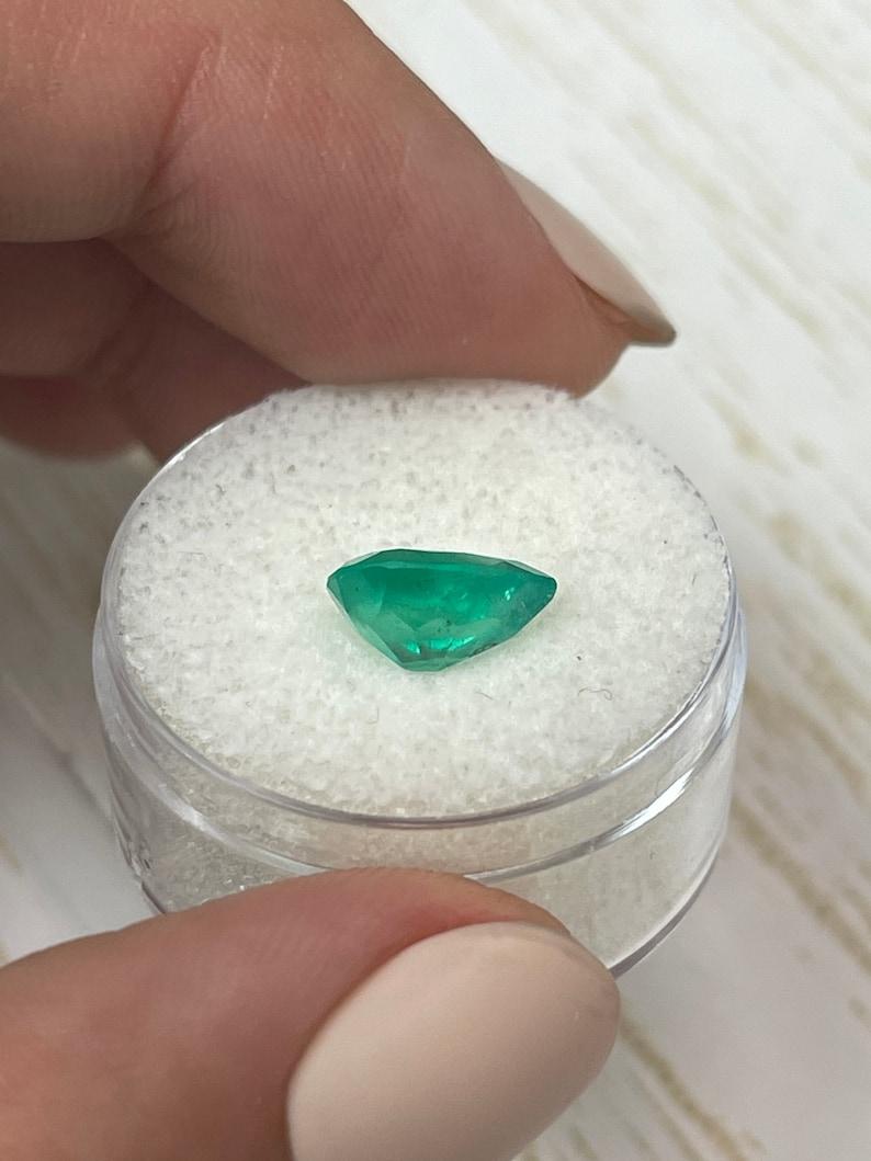 Smeraldo colombiano verde da 1,88 carati - pietra di maggio a goccia con taglio a pera in vendita 1