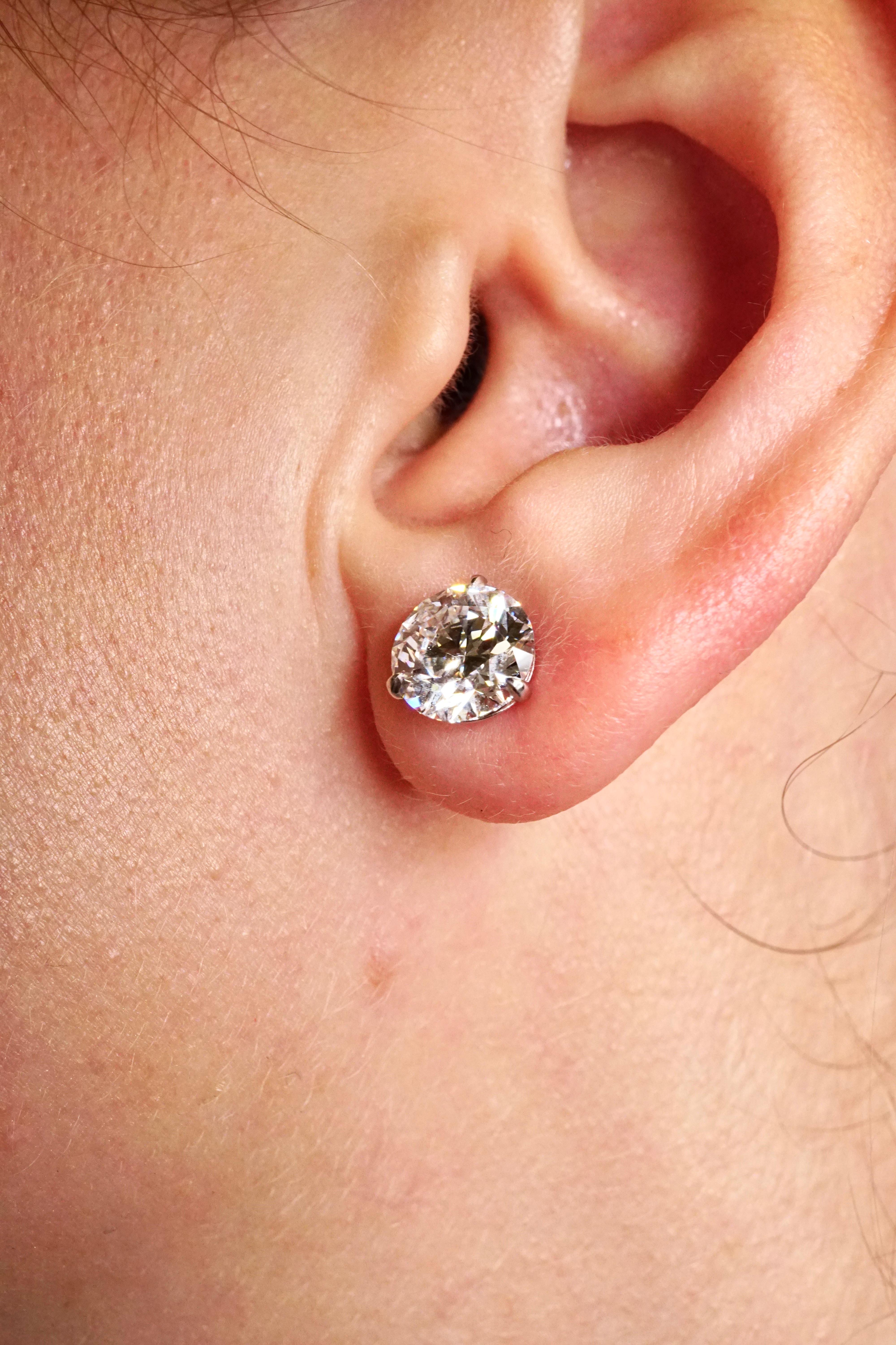3 Carat Brilliant Round Diamond Stud Earrings in 18K White Gold In New Condition For Sale In New York, NY