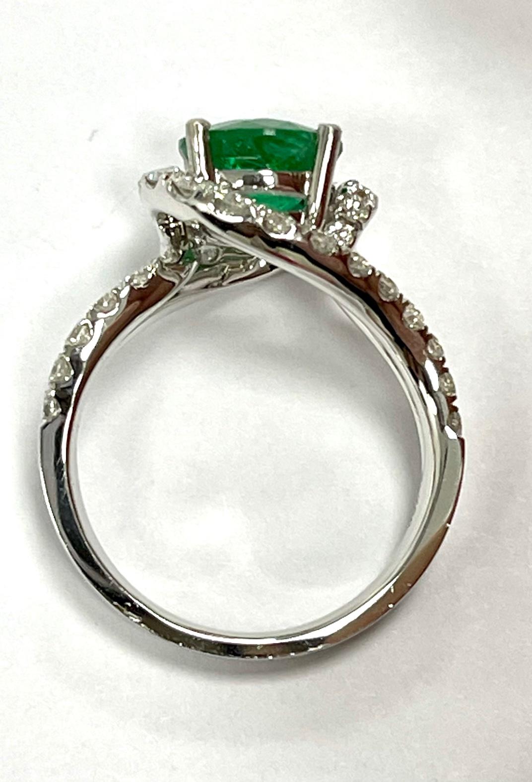 Round Cut 1.88 Carat Emerald Diamond Cocktail Ring For Sale