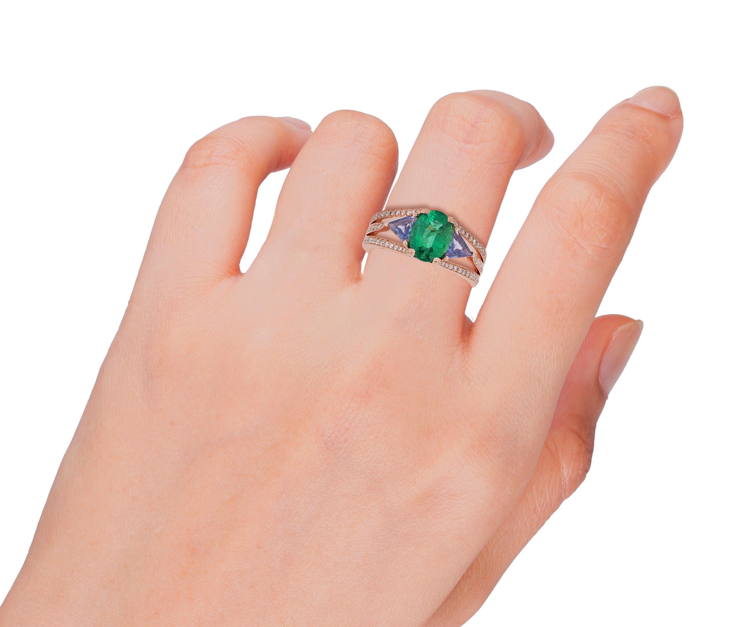 Modern 1.88 Carat Emerald Sapphire & Diamond Ring Studded in 18k Rose Gold For Sale
