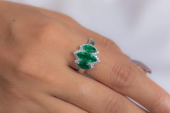 Anello con tre pietre di smeraldo da 1,88 carati e diamanti in oro bianco 18 carati