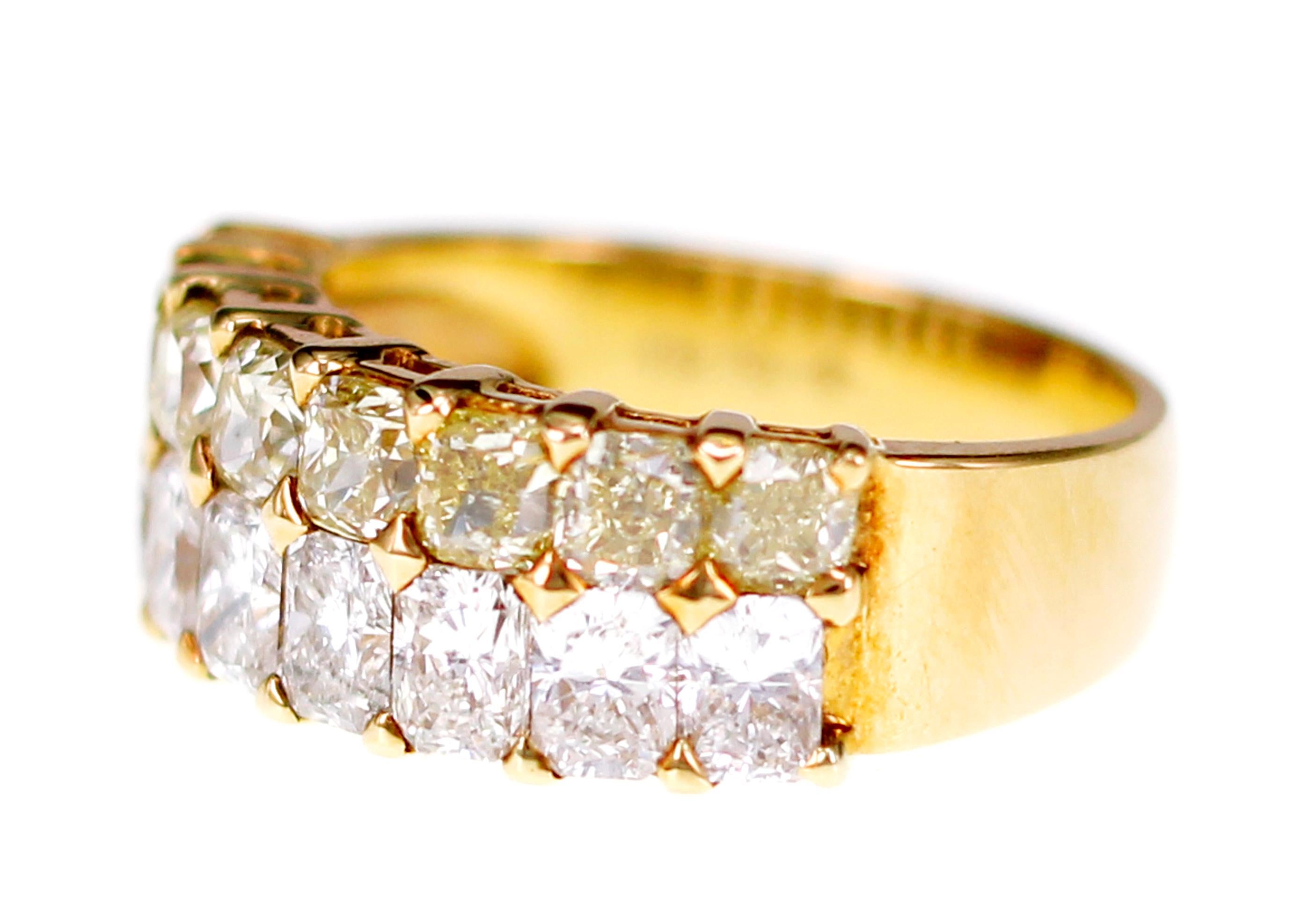 An explosive combination of natural fancy yellow diamond with natural white radiant cut brilliant diamond is set on a band ring.
Can be used for all events and has all the charms to become your favorite.