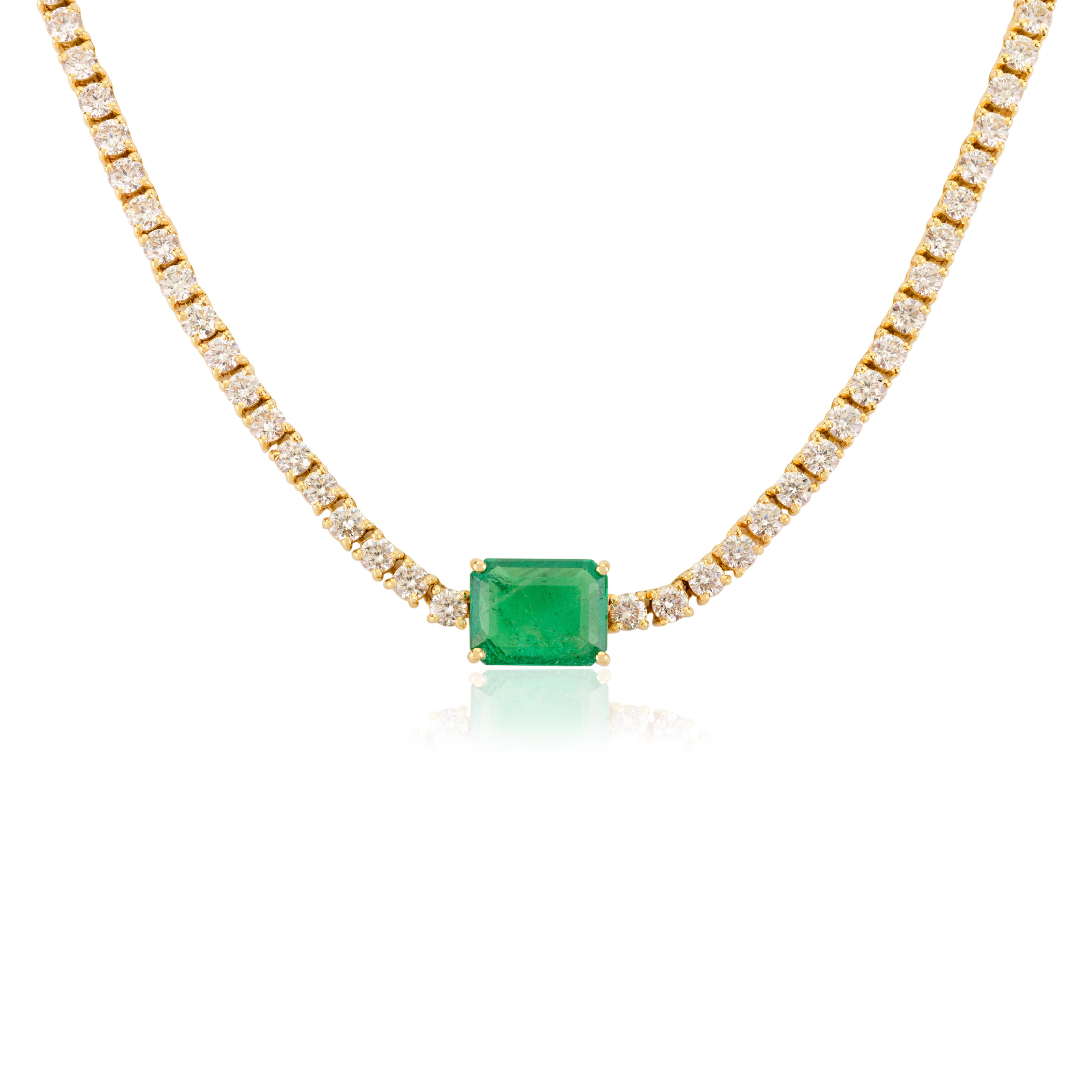 Collier en or jaune massif 14k avec émeraude de 1,88 carats et diamant de 3,75 carats. Ce superbe bijou rehausse instantanément un look décontracté ou une tenue habillée. 
L'émeraude renforce les capacités intellectuelles.
Conçue avec une émeraude