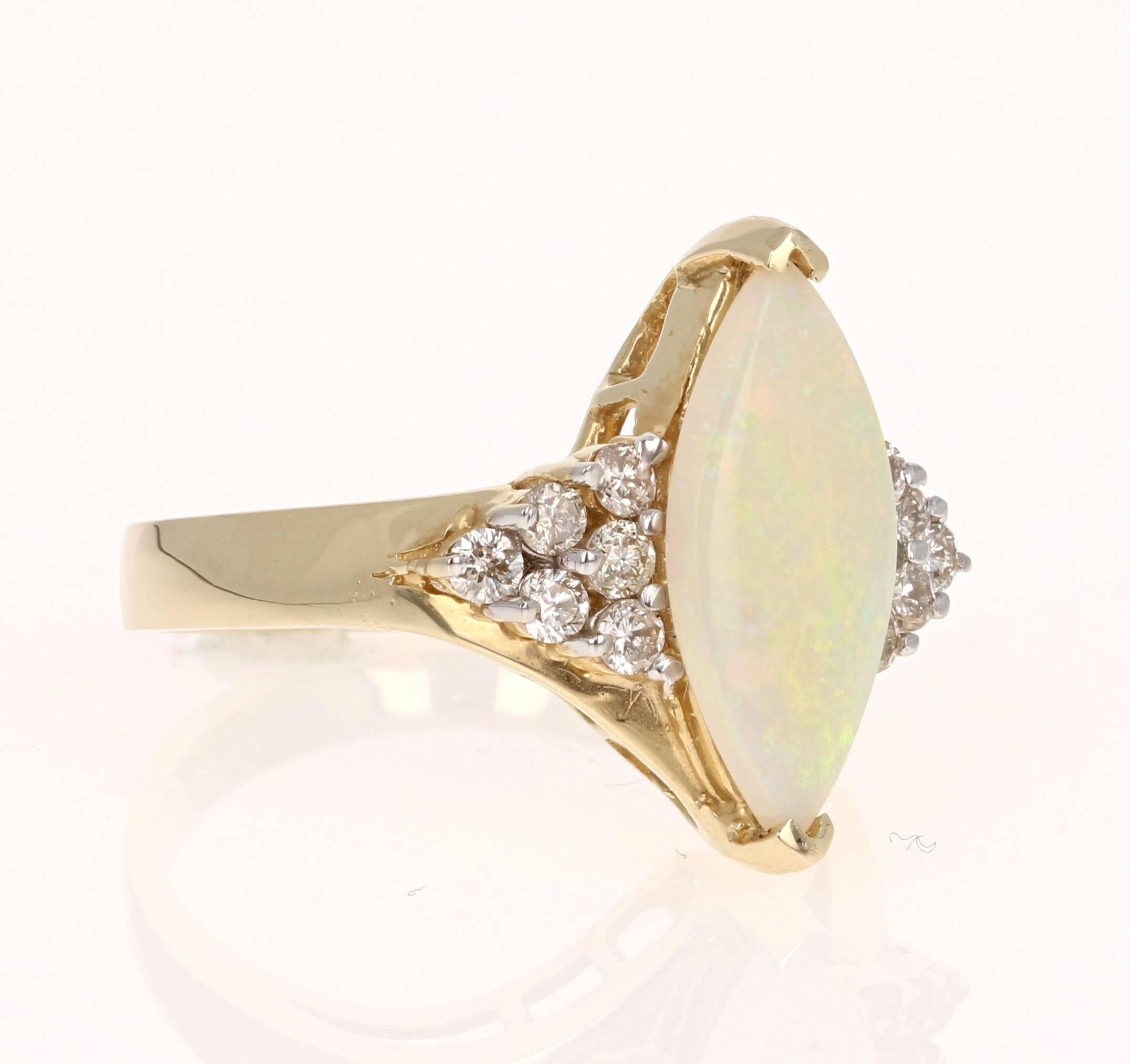 Marquise Cut Opal und Diamant-Ring in einer 14K Gelbgold-Fassung gemacht.  Der Opal im Marquise-Schliff in diesem Ring wiegt 1,46 Karat und ist von 12 Diamanten im Rundschliff umgeben, die 0,42 Karat wiegen.  Das Gesamtkaratgewicht dieses Rings