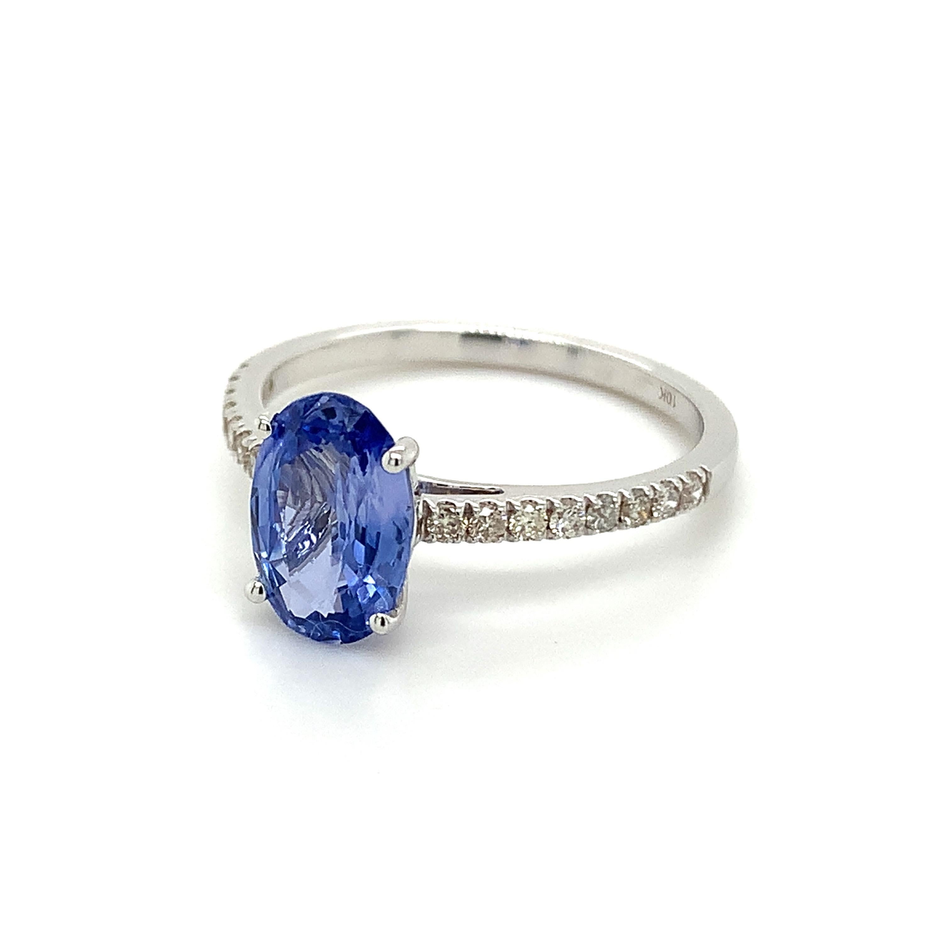 Saphir bleu de forme ovale magnifiquement travaillé dans une bague en or blanc 10K avec des diamants naturels.

Pierre de naissance très précieuse du mois de septembre, d'un bleu ravissant. On pense qu'ils apportent chance et fortune dans la vie.