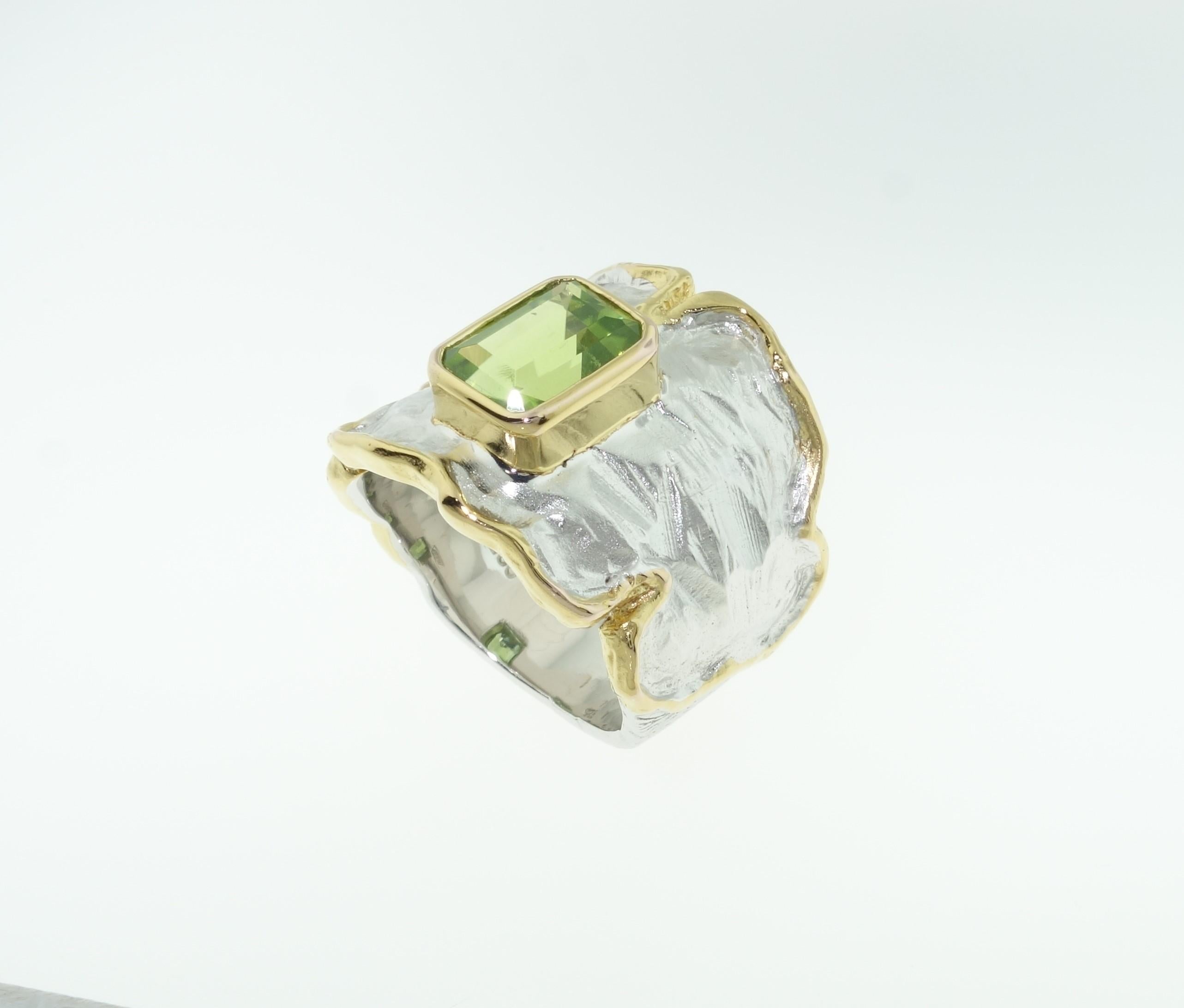 1.88 Carat Peridot Solitaire Gold and Sterling Silver Ring In New Condition In Montreal, QC