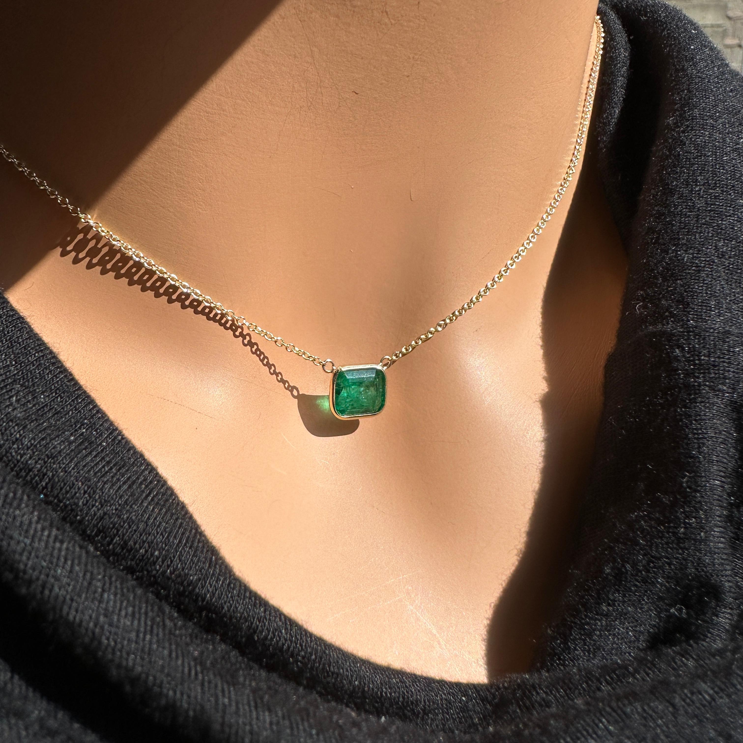 1,88 Karat Gewicht Grüner Smaragd Smaragdschliff Solitär Halskette in 14k YG (Zeitgenössisch) im Angebot