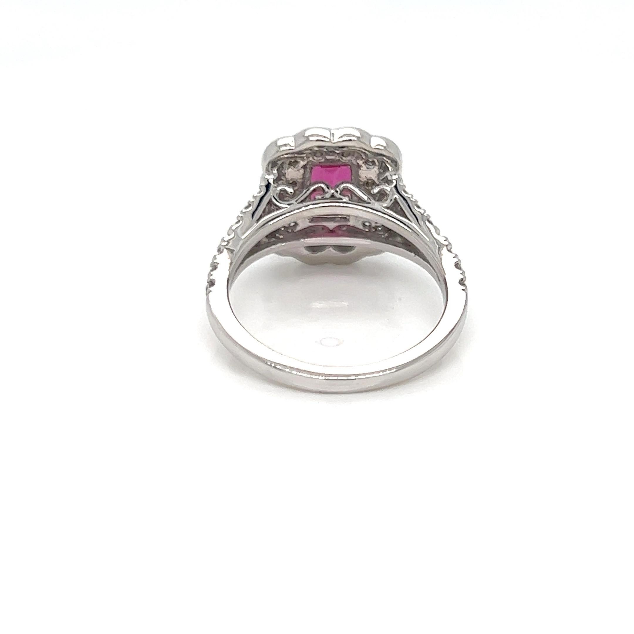 1,88 Karat Smaragdschliff Rubin Diamant-Halo-Verlobungsring (Moderne) im Angebot