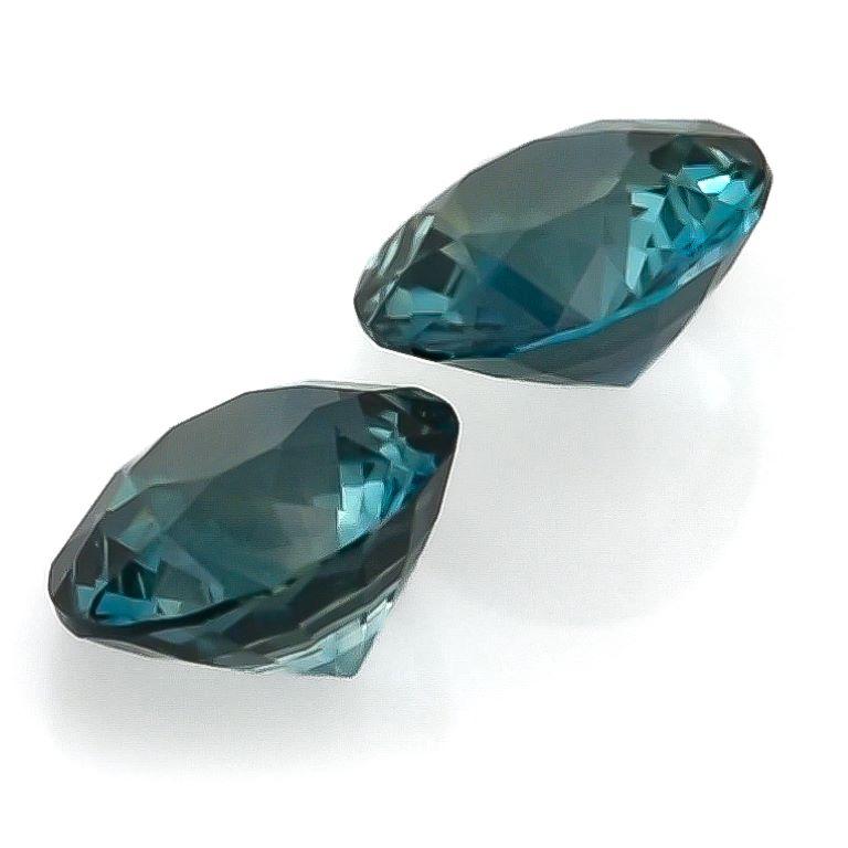 Wir präsentieren einen wunderschönen grün-blauen Natursaphir mit einem Gewicht von 1,88 Karat. Dieser runde Edelstein misst 5,95 x 6,00 x 3,91 mm bzw. 5,89 x 5,99 x 3,30 mm. Der Saphir besticht durch seine grün-blaue Farbe und wird durch einen