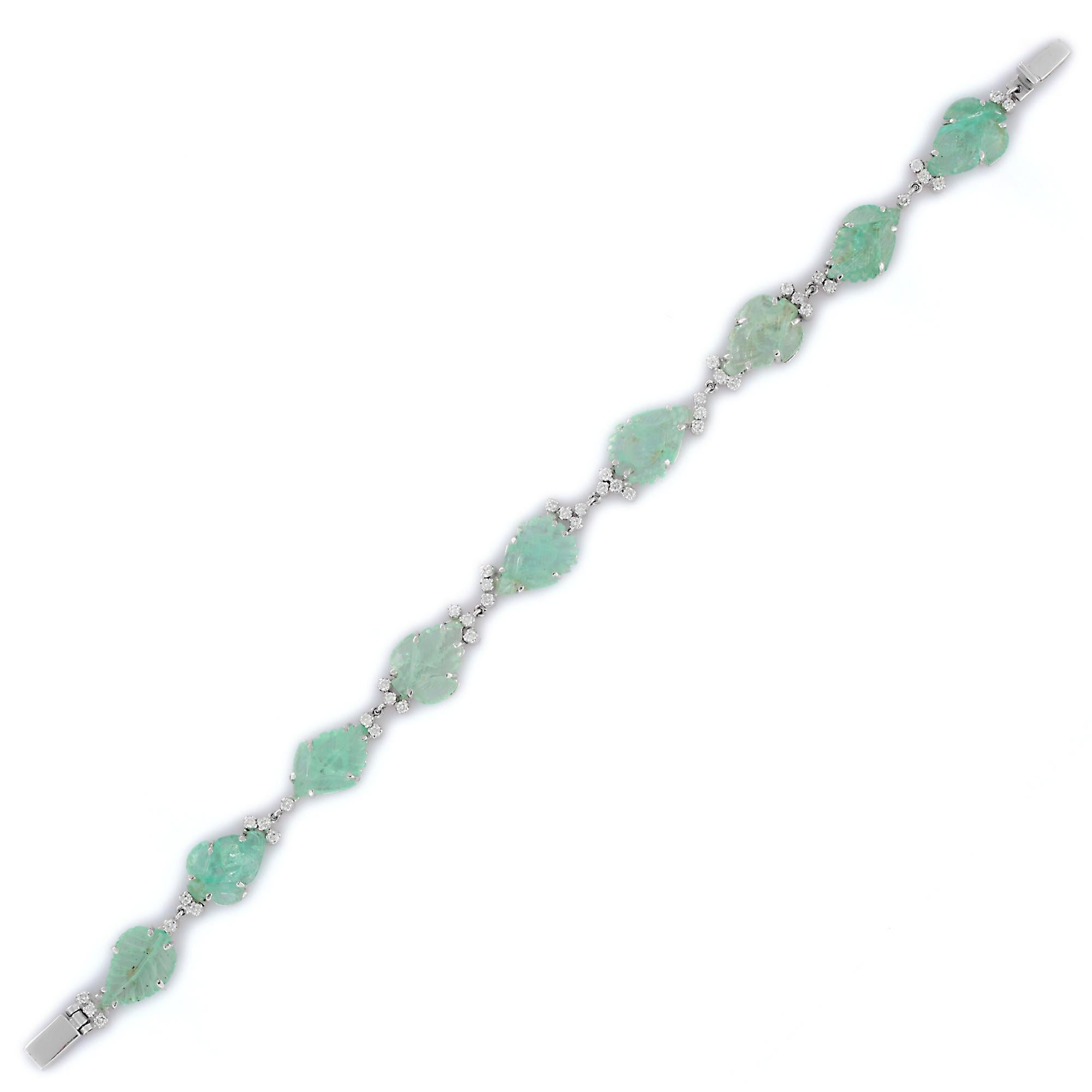 El uso de amuletos puede haber comenzado como una forma de amuleto o talismán para ahuyentar a los malos espíritus o la mala suerte.
Esta pulsera de esmeraldas tiene una esmeralda tallada en bruto y diamantes en oro de 18 quilates. Una pieza