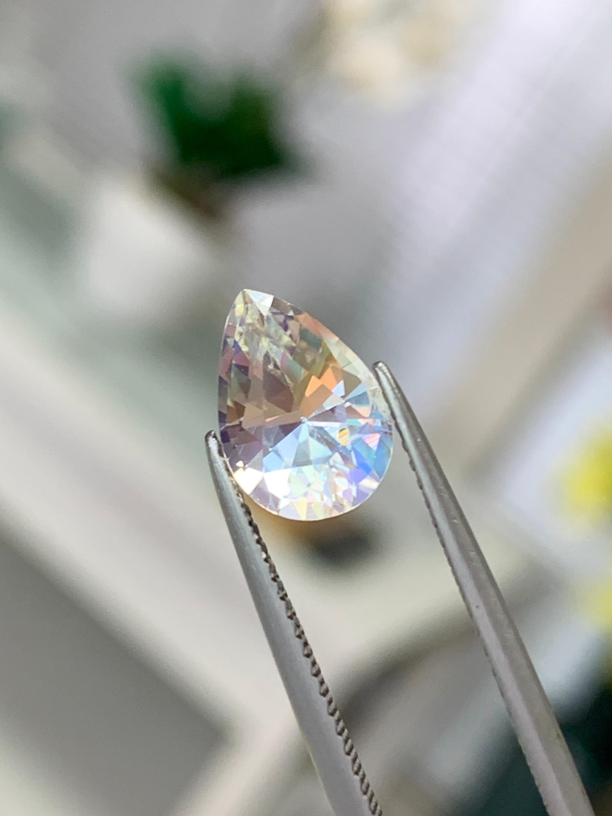 Taille poire Magnifique arc-en-ciel en pierre de lune Feldspar naturelle de qualité supérieure certifiée de Birmanie de 1,88 carat en vente