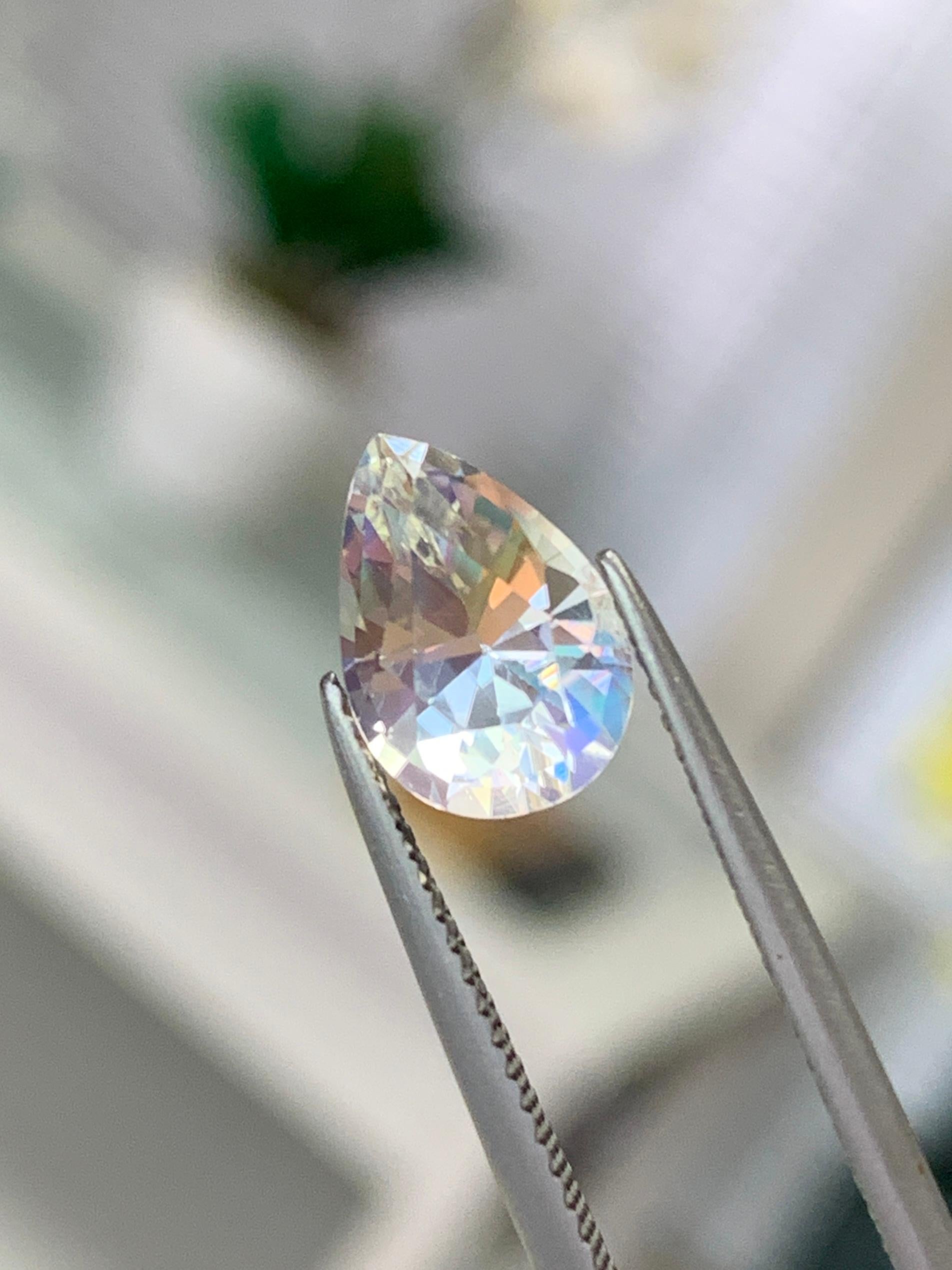 Magnifique arc-en-ciel en pierre de lune Feldspar naturelle de qualité supérieure certifiée de Birmanie de 1,88 carat Unisexe en vente