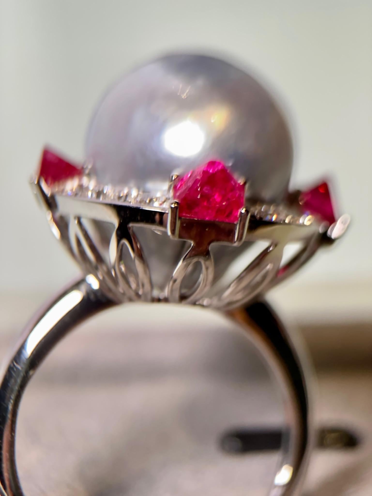 Eostre Barocker Ring aus 18 Karat Weißgold mit Südseeperlen, rotem Spinell und Diamanten  Damen im Angebot