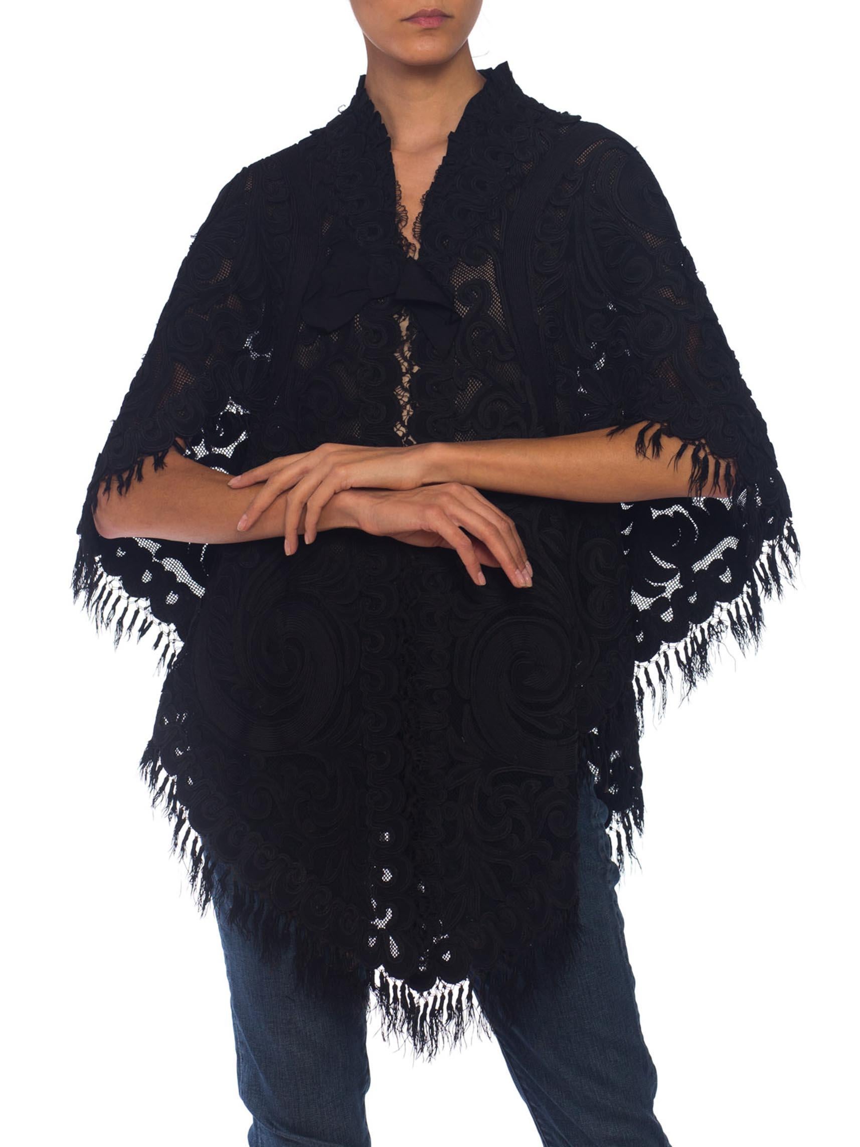 Schwarzer viktorianischer Mantelumhang aus Seide und Baumwollnetz im Dolman-Stil mit Applikationen im Angebot 3