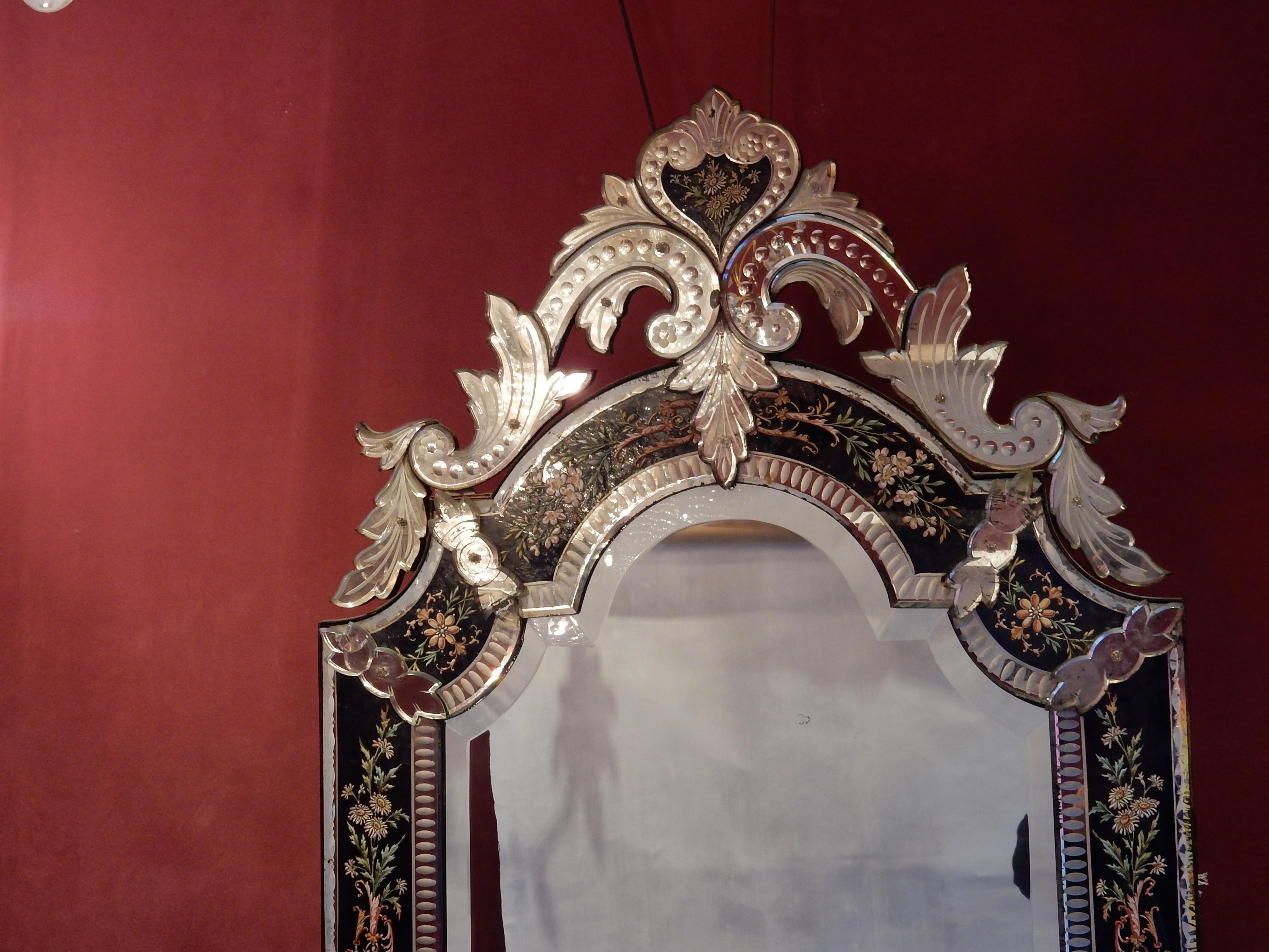 Français Miroir vénitien N3 à fronton avec fronton, verre bleu orné de fleurs, 1880-1900 en vente