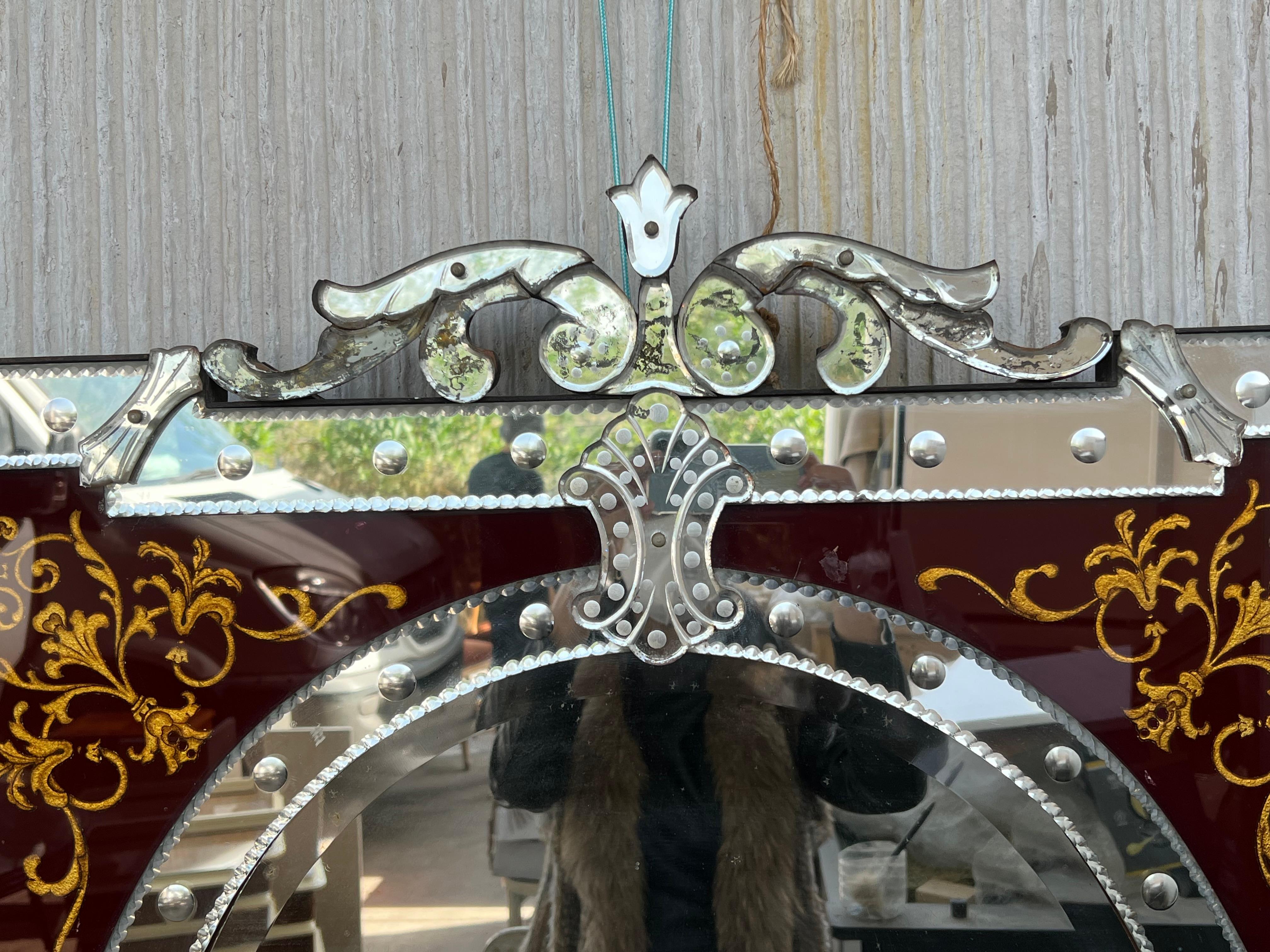 1880-1900 Venetian Mirror with Pediment Garnet Glass Adorned with Flowers In Good Condition For Sale In Miami, FL