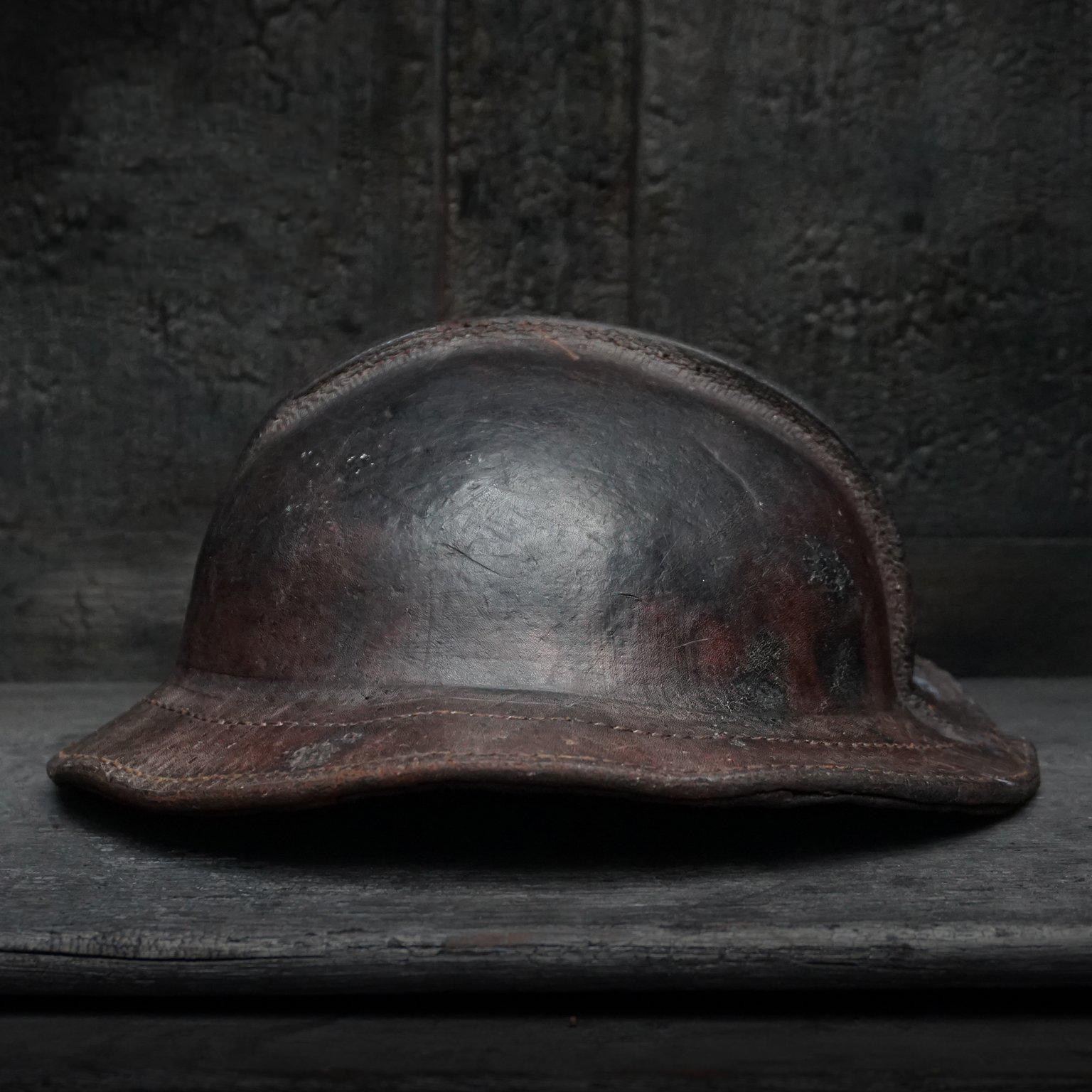 Chapeau de vison belge en cuir de 1880 Bon état - En vente à Haarlem, NL