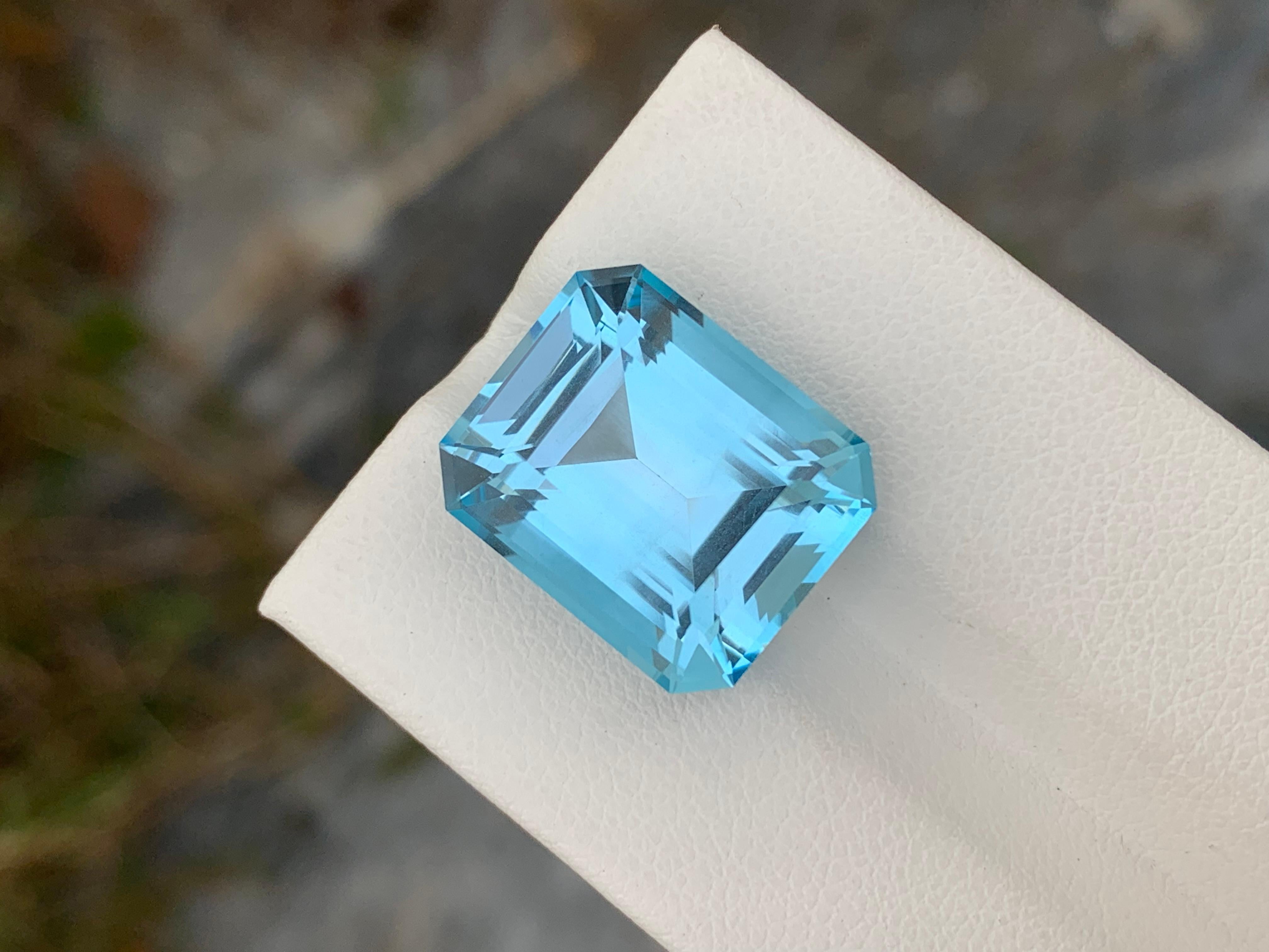 Arts and Crafts Magnifique topaze bleue en forme d'émeraude de 18,80 carats pour collier  en vente