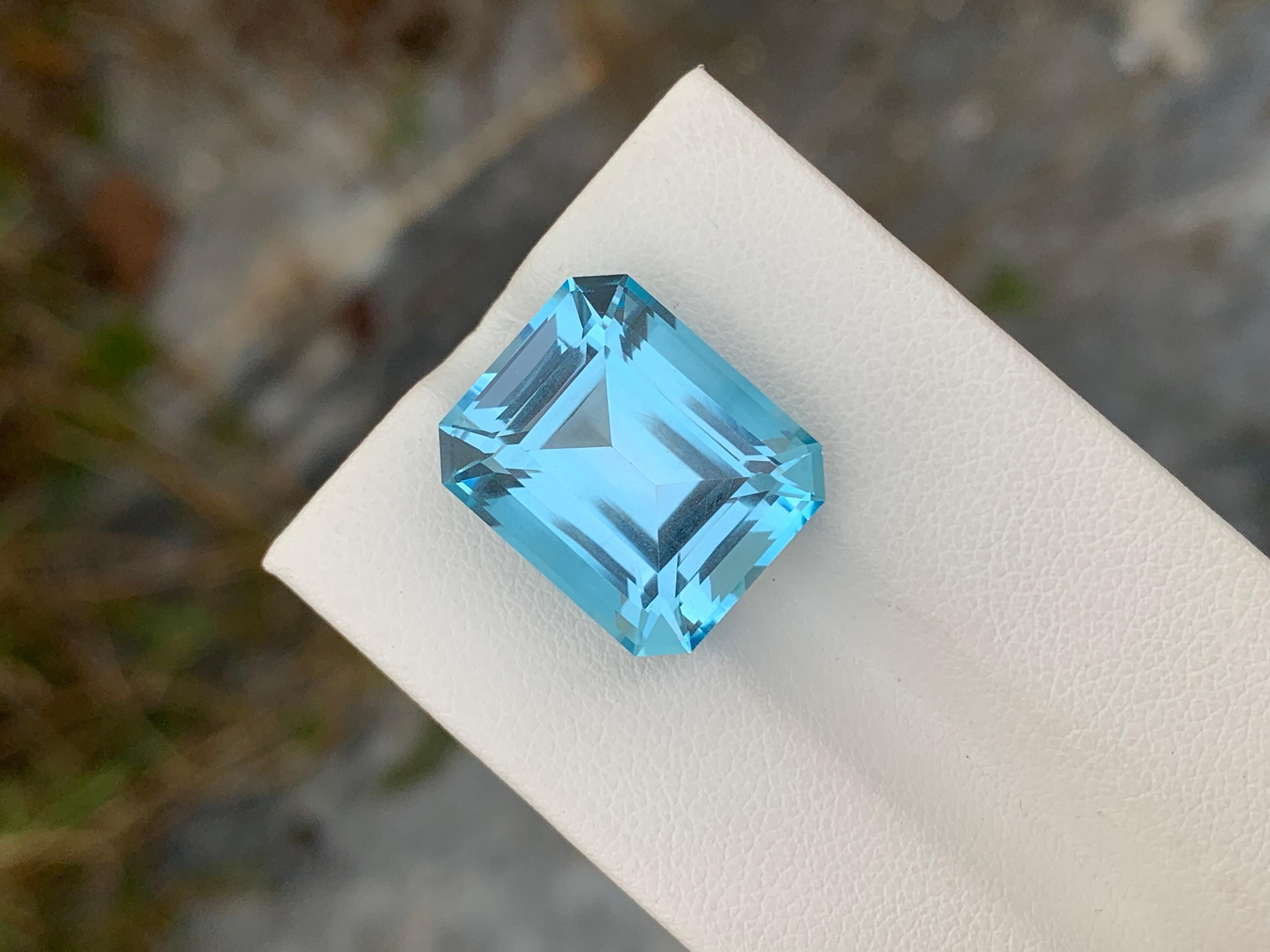 Magnifique topaze bleue en forme d'émeraude de 18,80 carats pour collier  Unisexe en vente