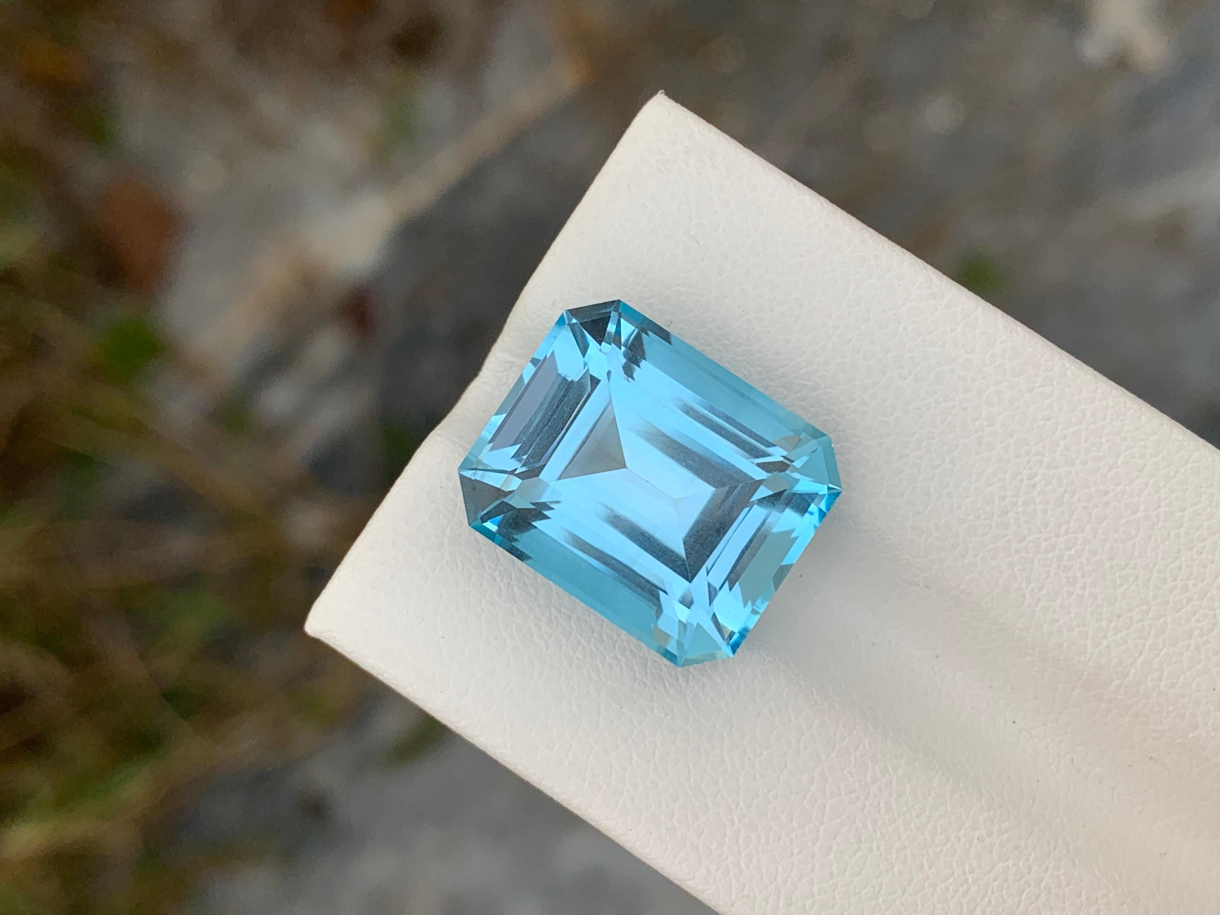 Magnifique topaze bleue en forme d'émeraude de 18,80 carats pour collier  en vente 1