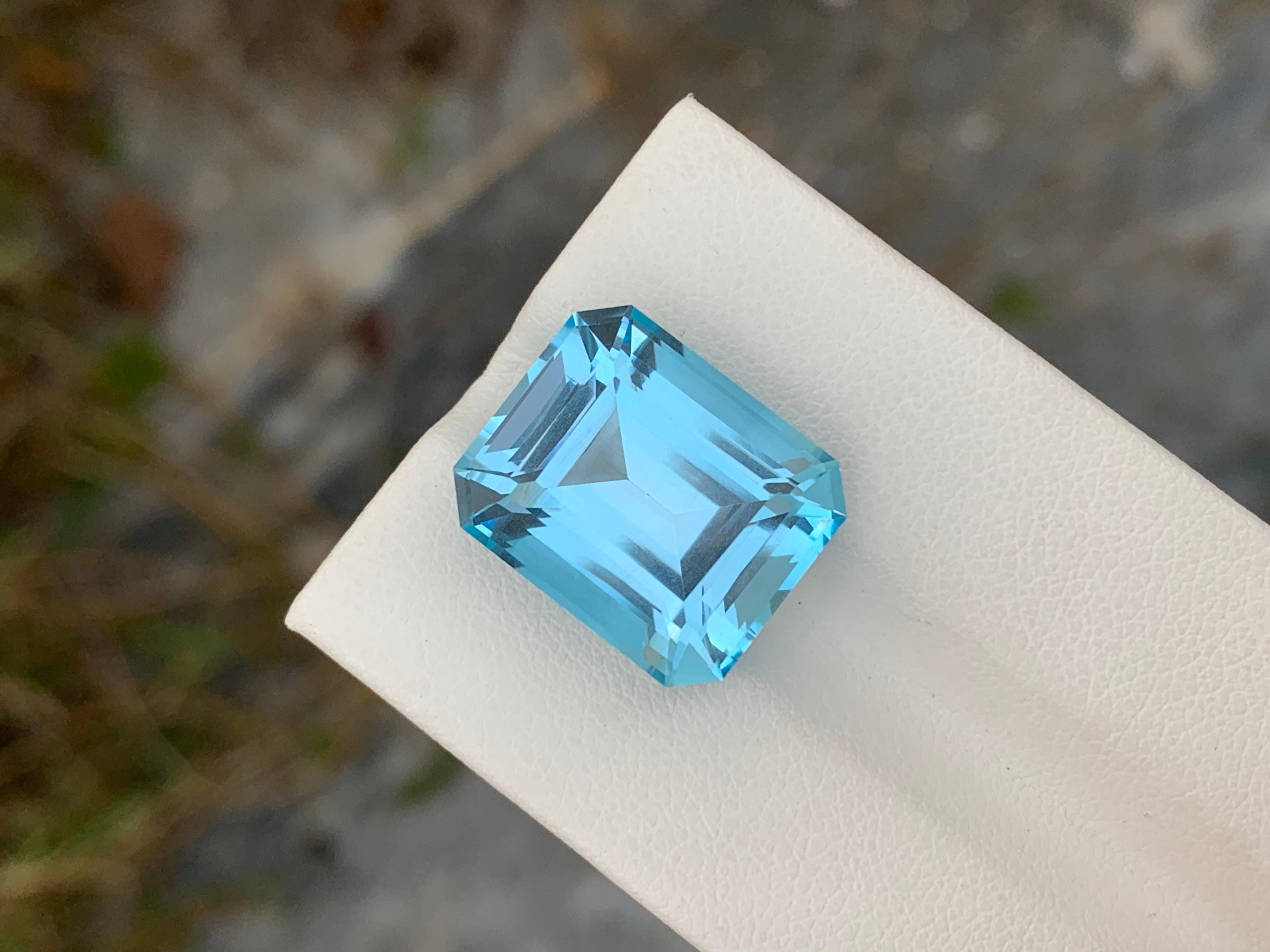 Magnifique topaze bleue en forme d'émeraude de 18,80 carats pour collier  en vente 2