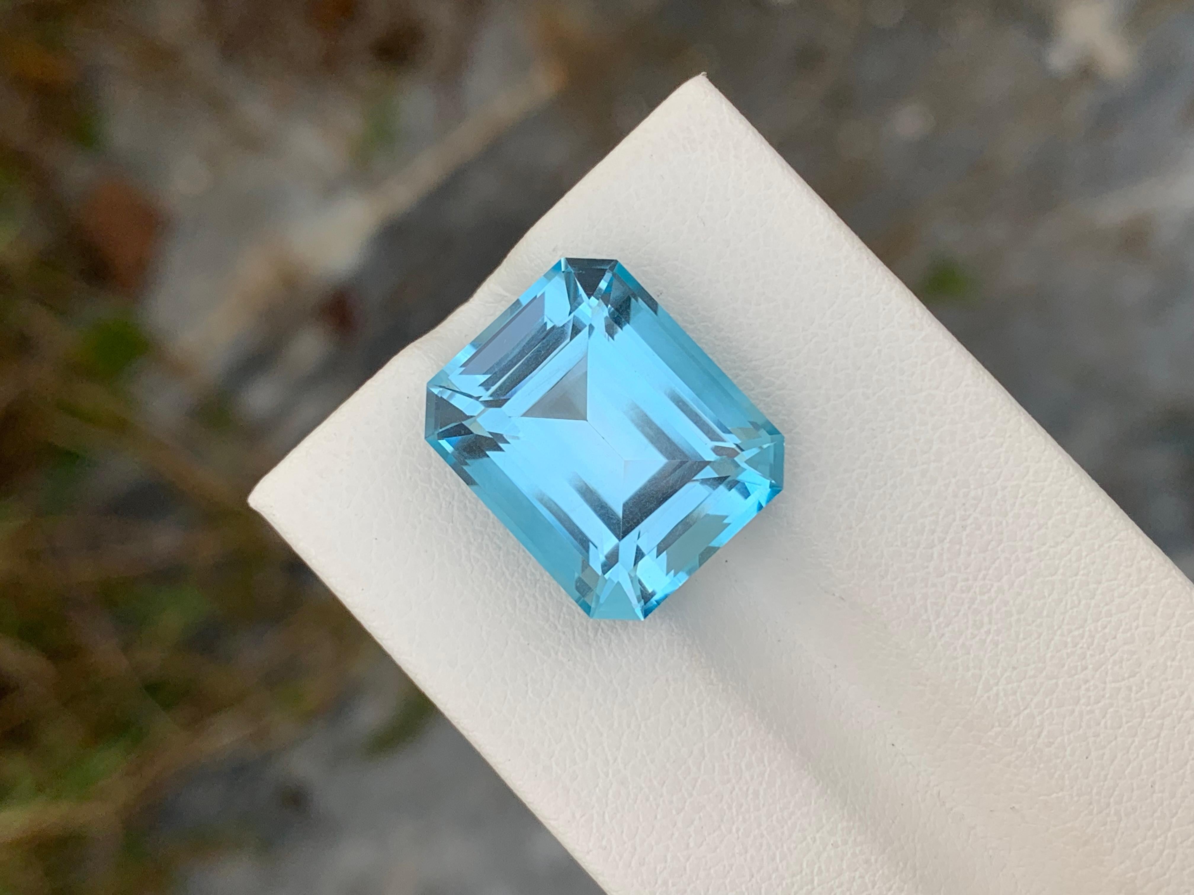 Magnifique topaze bleue en forme d'émeraude de 18,80 carats pour collier  en vente 3