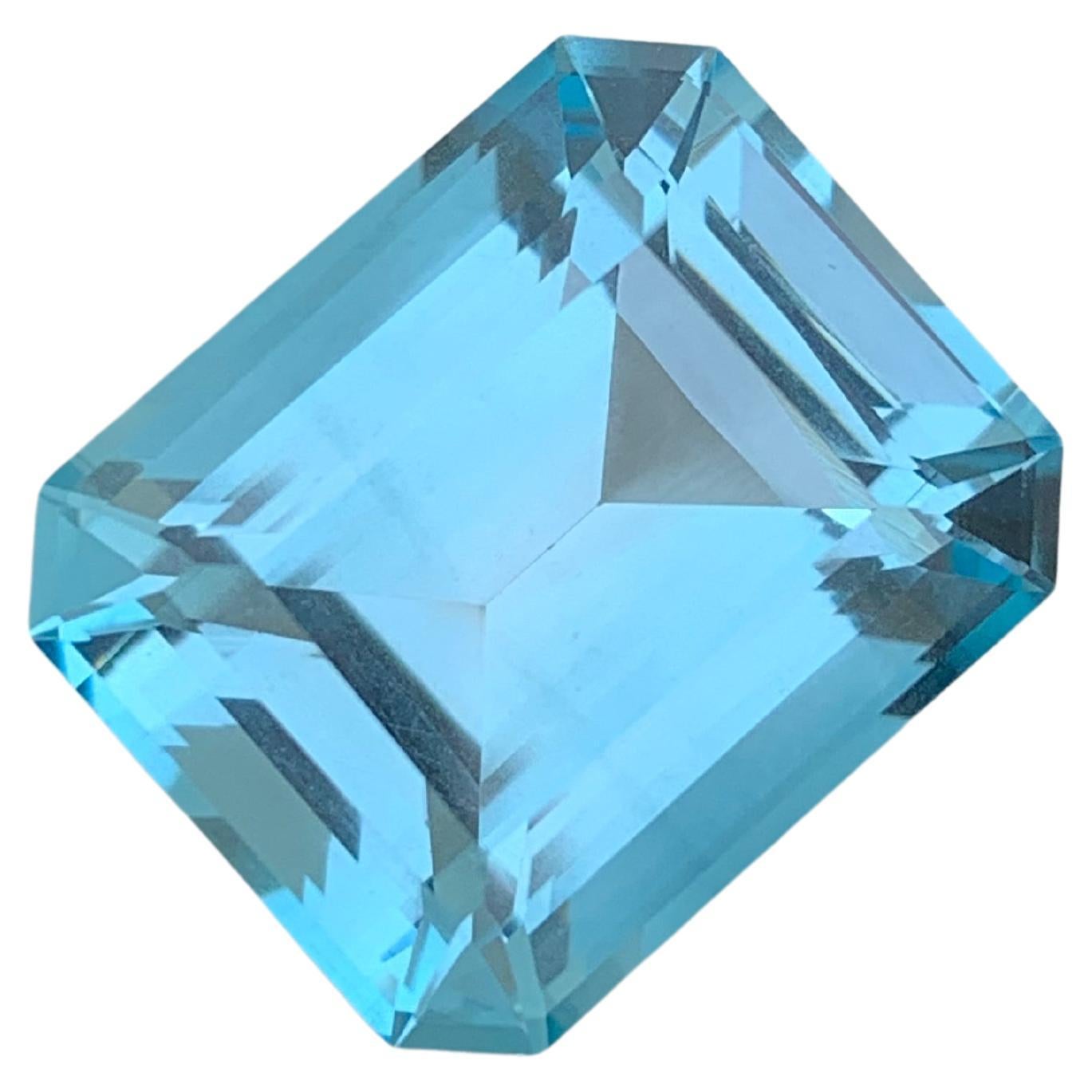 Magnifique topaze bleue en forme d'émeraude de 18,80 carats pour collier  en vente