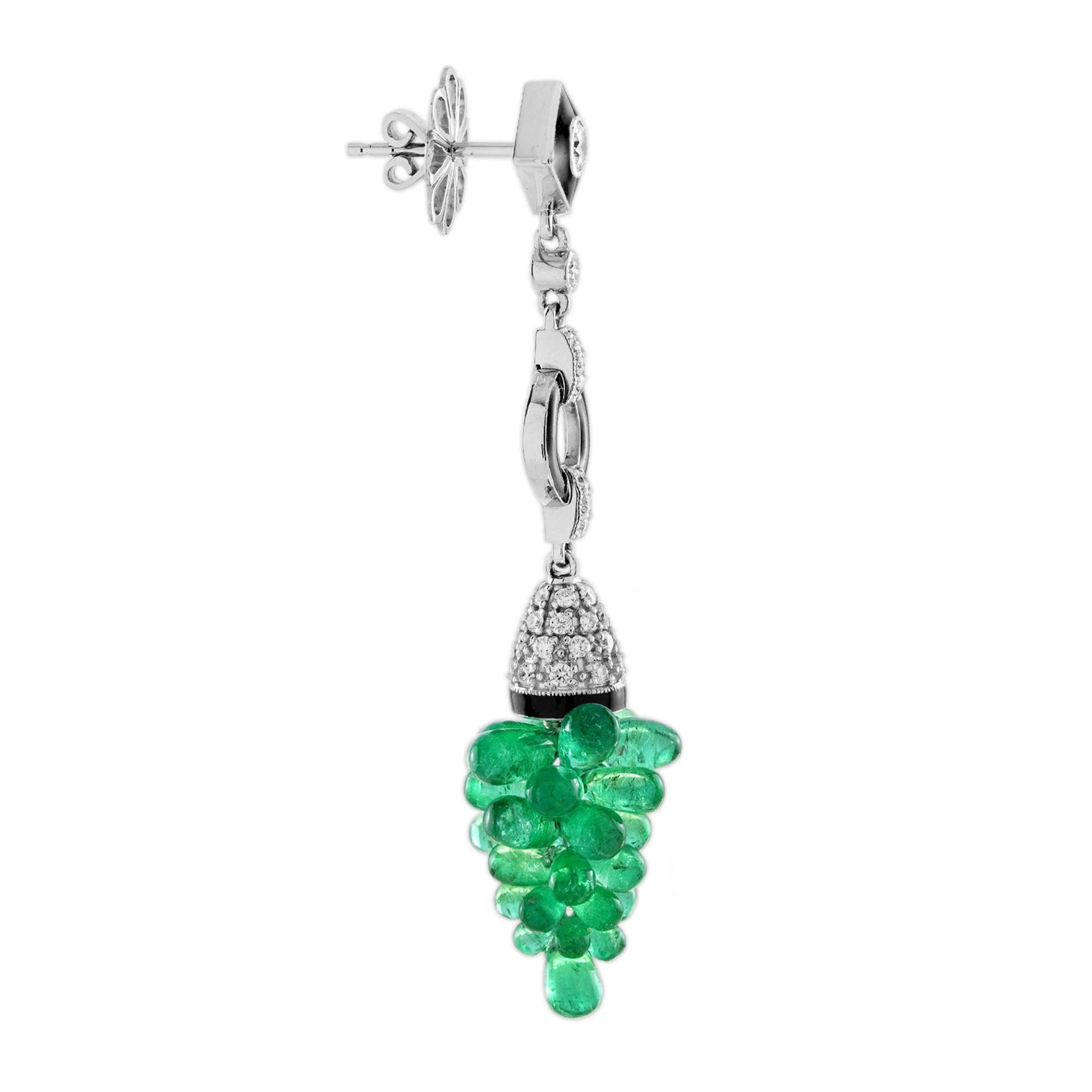 Une véritable œuvre d'art. À la base, une délicate monture en forme de fleur accueille chaque pierre précieuse, tandis qu'un riche émail relie avec art les diamants étincelants et les émeraudes éclatantes. Le design reflète l'élégance d'une grappe