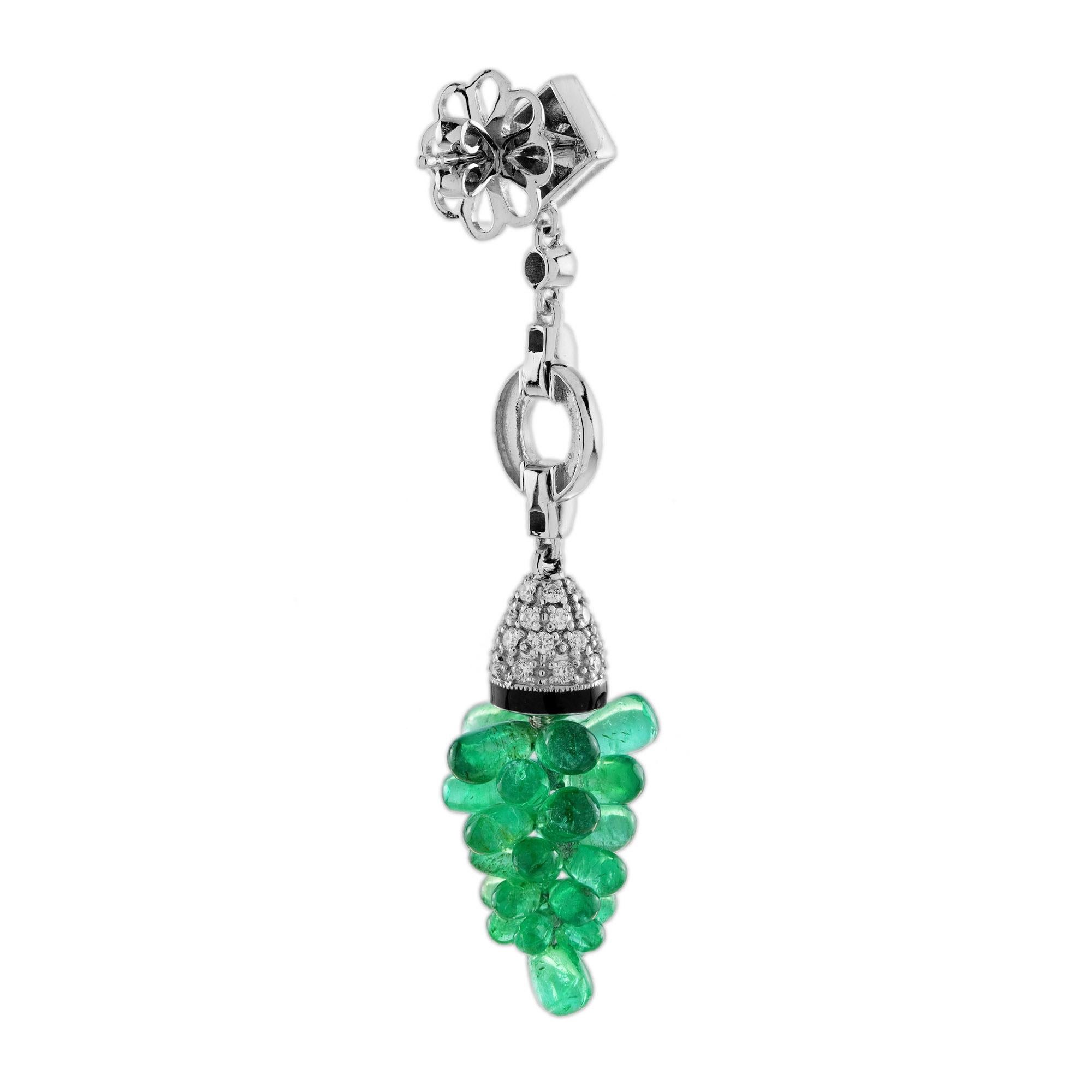 Art déco 18,80 Ct. Boucles d'oreilles en or blanc avec pendentifs en forme de grappe en émail, émeraude verte et diamant en vente