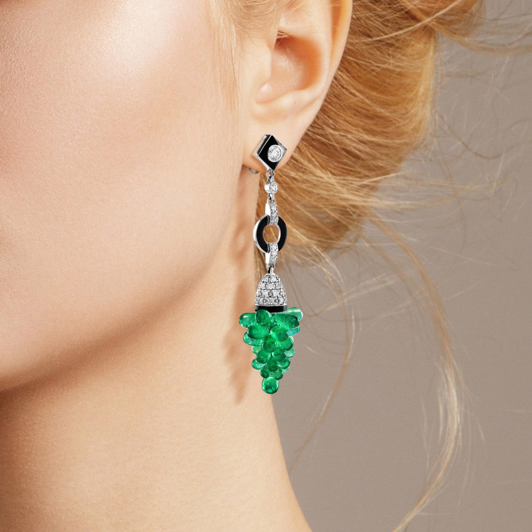 18,80 Ct. Boucles d'oreilles en or blanc avec pendentifs en forme de grappe en émail, émeraude verte et diamant Neuf - En vente à Oakton, VA