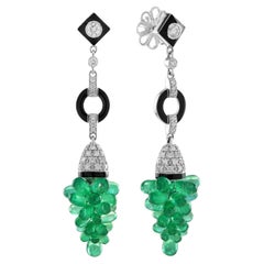 18,80 Ct. Boucles d'oreilles en or blanc avec pendentifs en forme de grappe en émail, émeraude verte et diamant