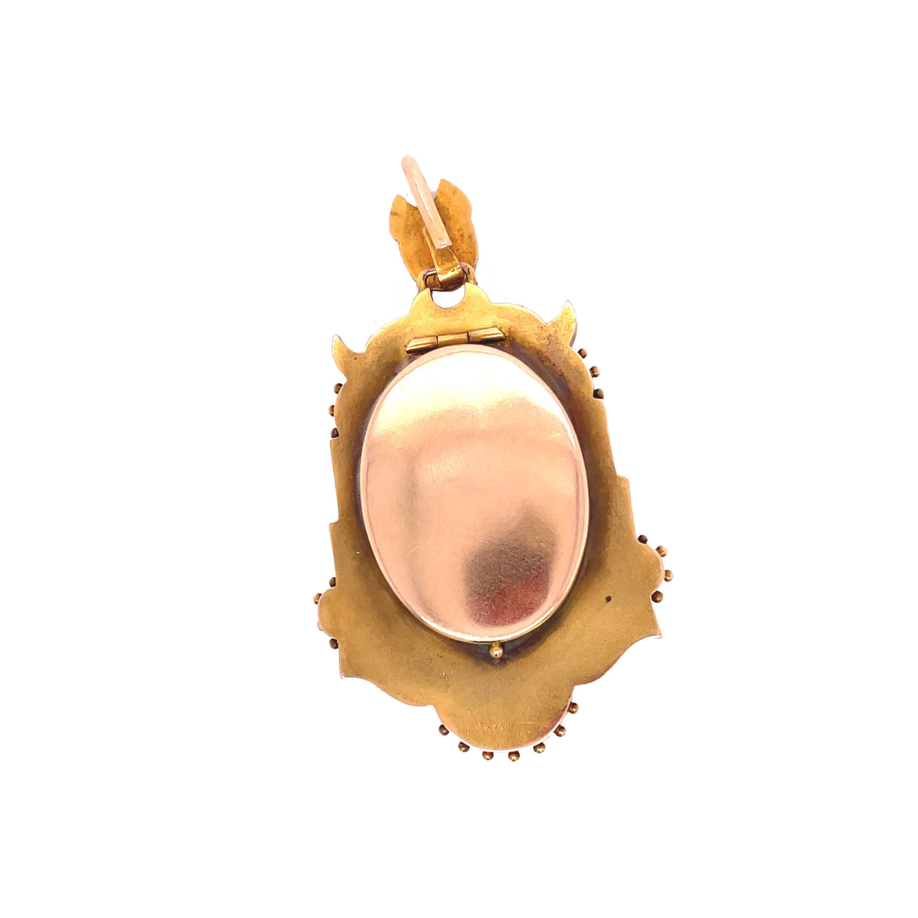 1880 Etruskisches verschnörkeltes Medaillon aus Gelbgold und Perlen  im Angebot 4