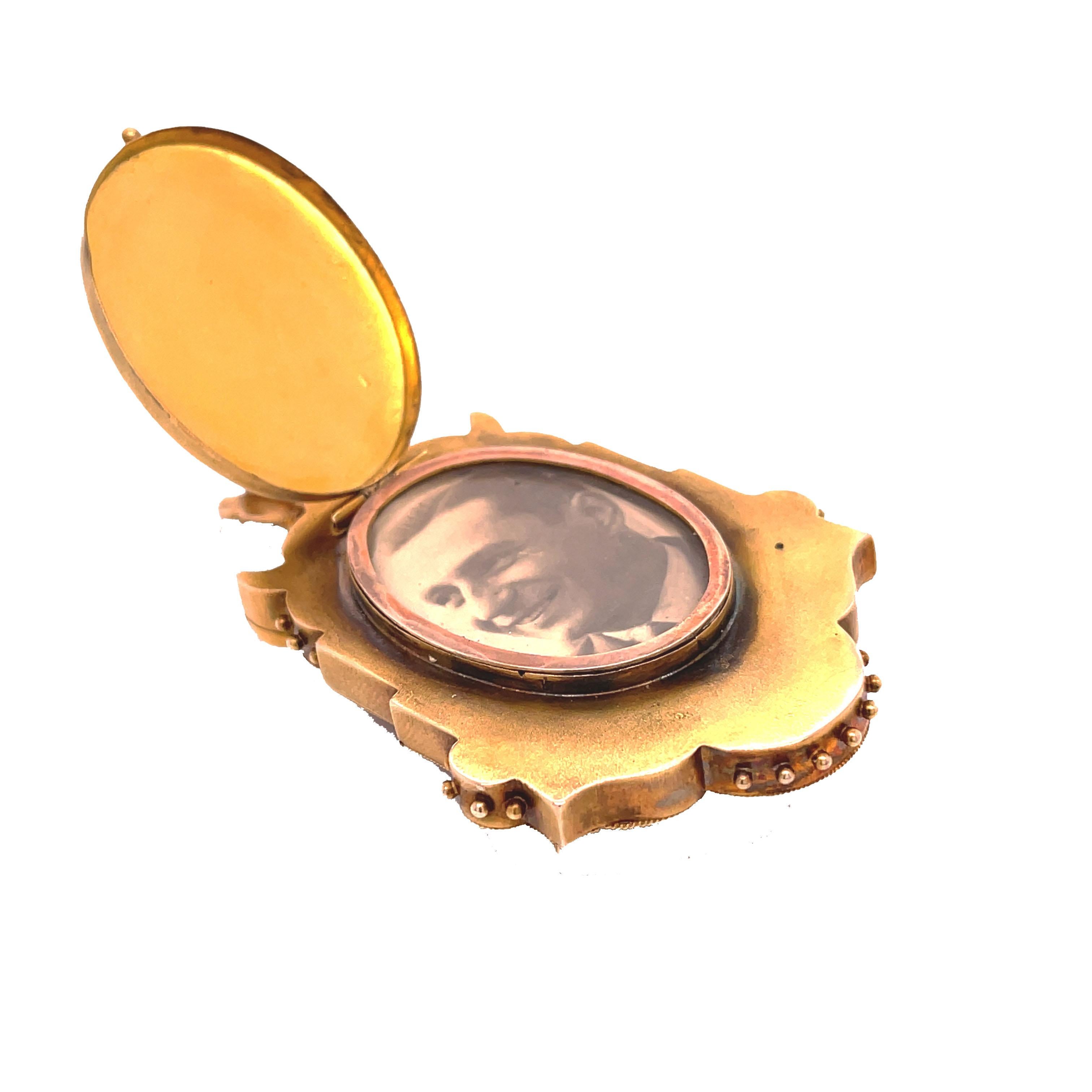 1880 Etruskisches verschnörkeltes Medaillon aus Gelbgold und Perlen  im Angebot 5