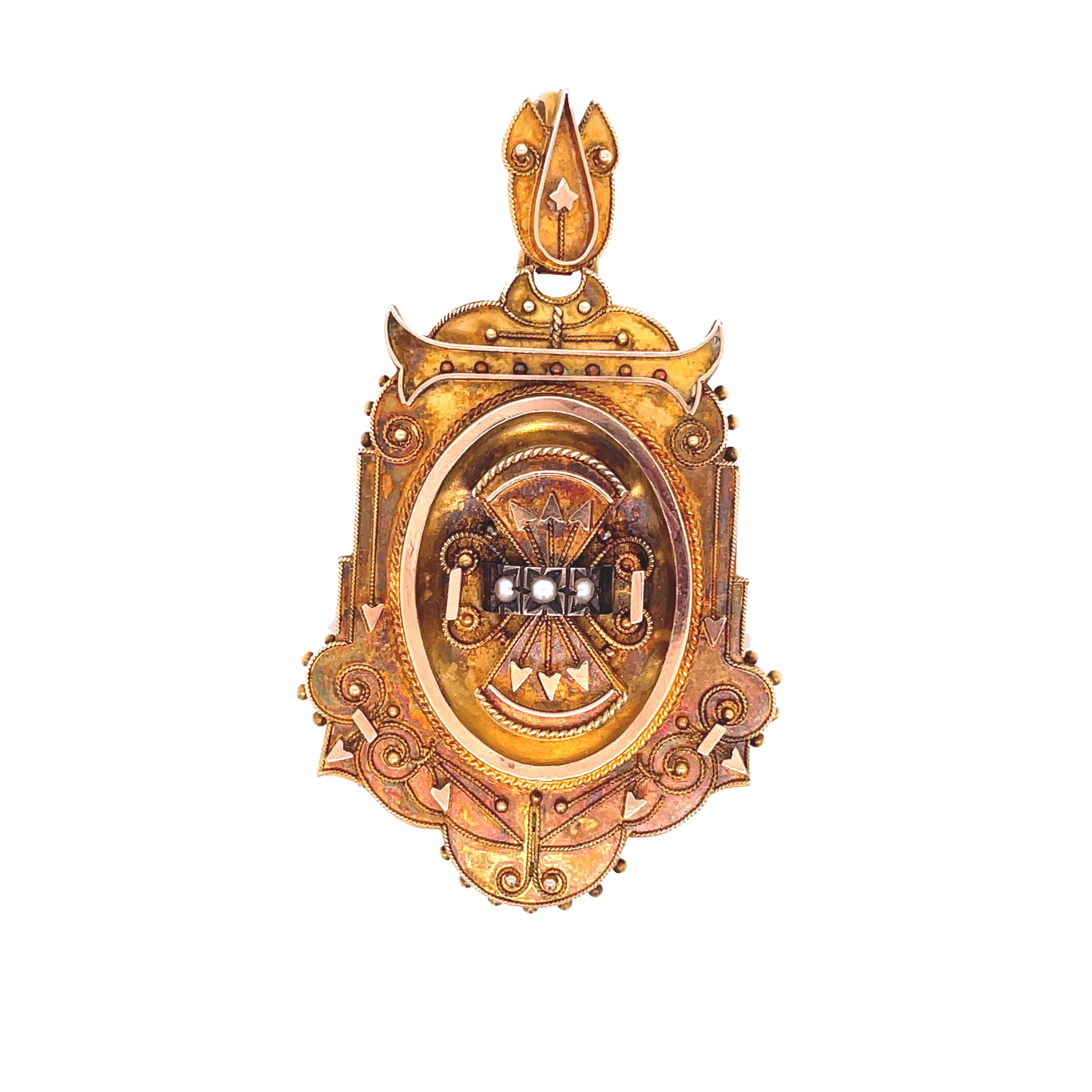 Dies ist eine exquisite 1880 etruskischen Medaillon in 14K Gelbgold, dass ein verziertes Design mit Saatgut Perlen verziert verfügt gesetzt. Dieses Medaillon ist wirklich spektakulär, nicht nur wegen seines Alters, sondern auch wegen der