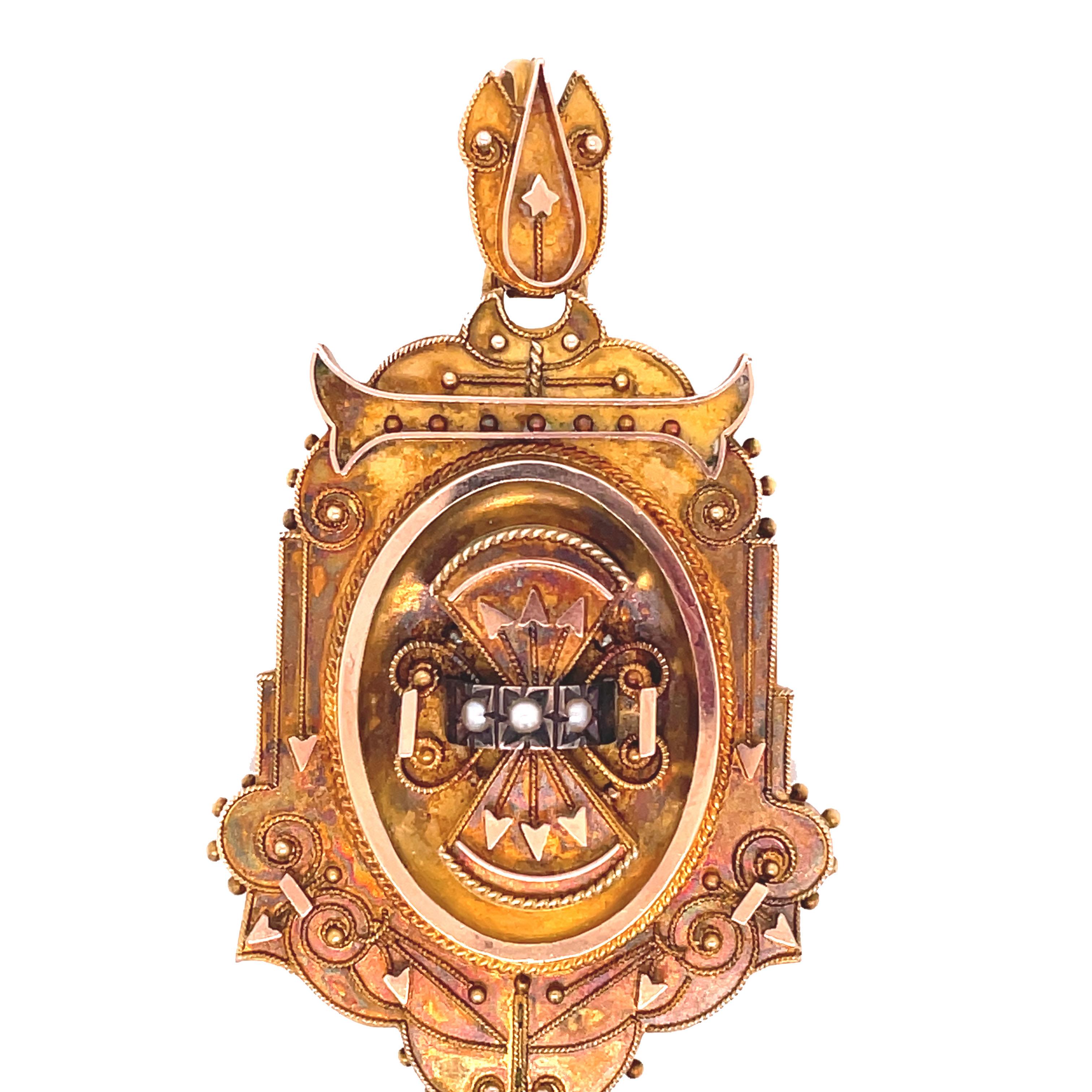 1880 Etruskisches verschnörkeltes Medaillon aus Gelbgold und Perlen  (Viktorianisch) im Angebot