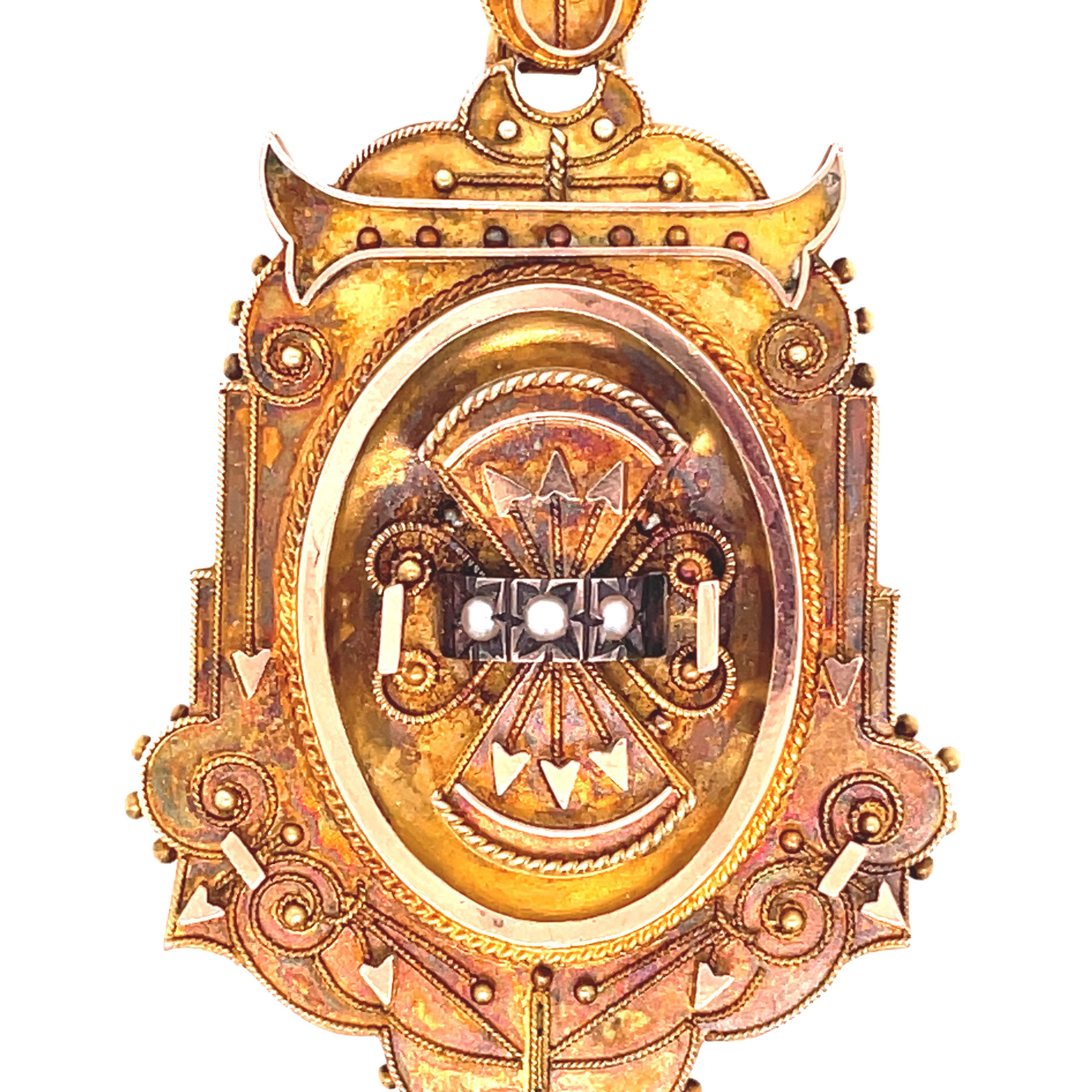 1880 Etruskisches verschnörkeltes Medaillon aus Gelbgold und Perlen  für Damen oder Herren im Angebot