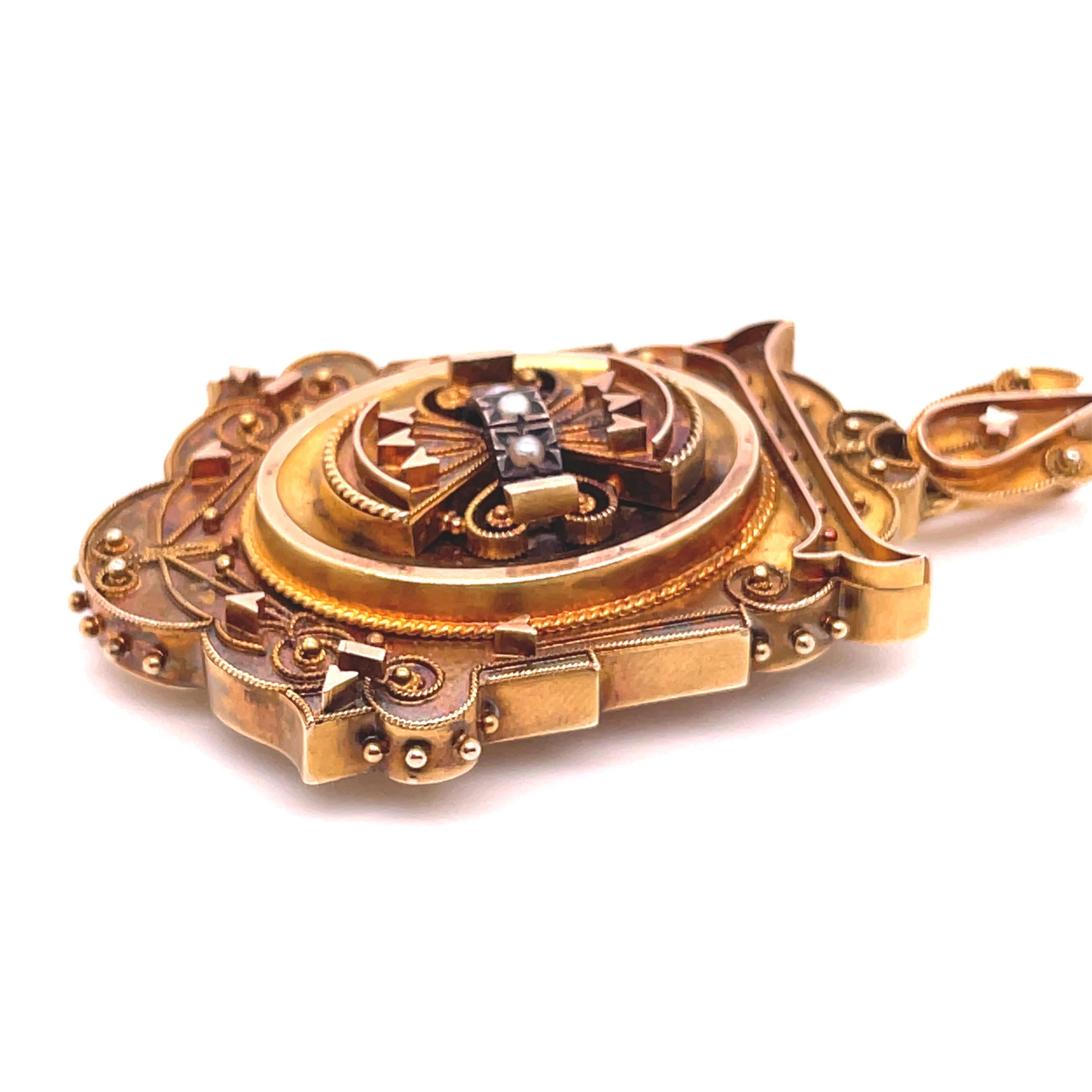 1880 Etruskisches verschnörkeltes Medaillon aus Gelbgold und Perlen  im Angebot 1