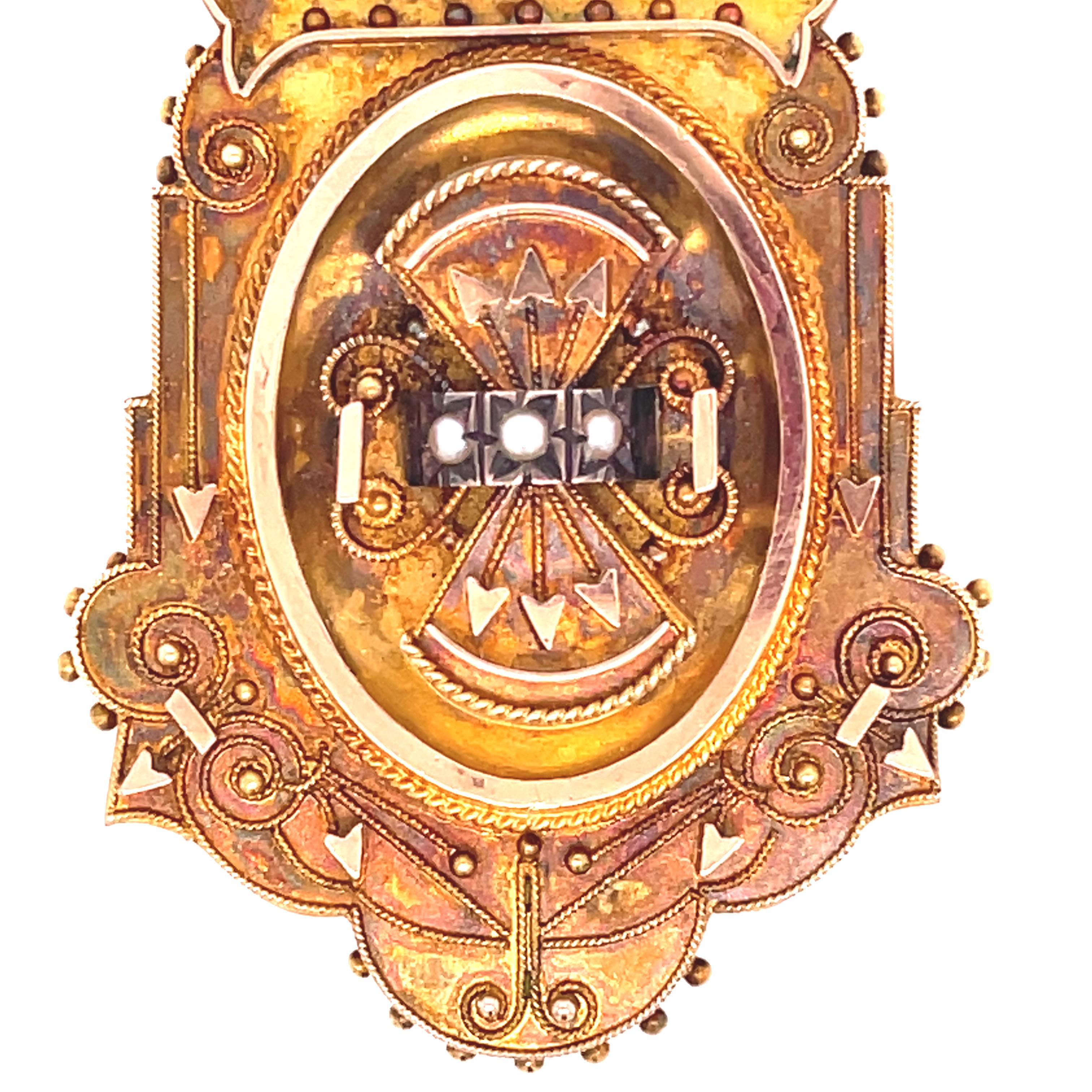 1880 Etruskisches verschnörkeltes Medaillon aus Gelbgold und Perlen  im Angebot 3