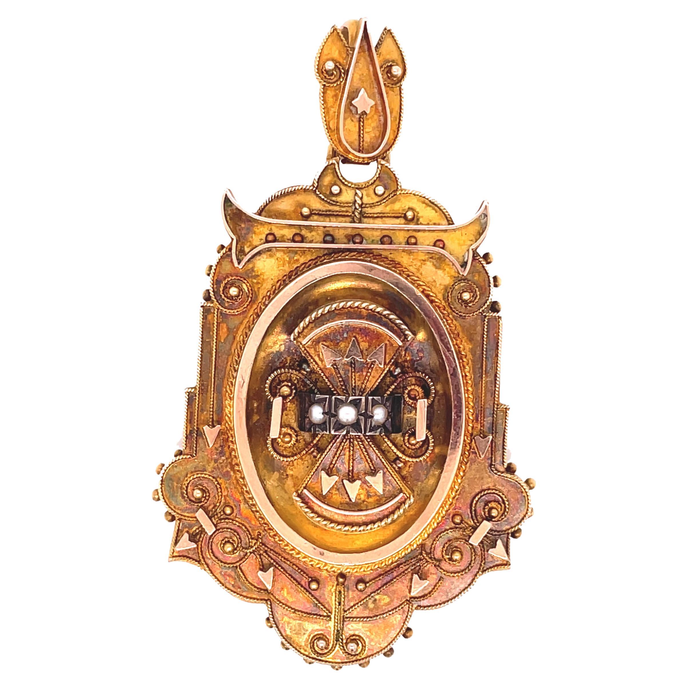 1880 Etruskisches verschnörkeltes Medaillon aus Gelbgold und Perlen  im Angebot