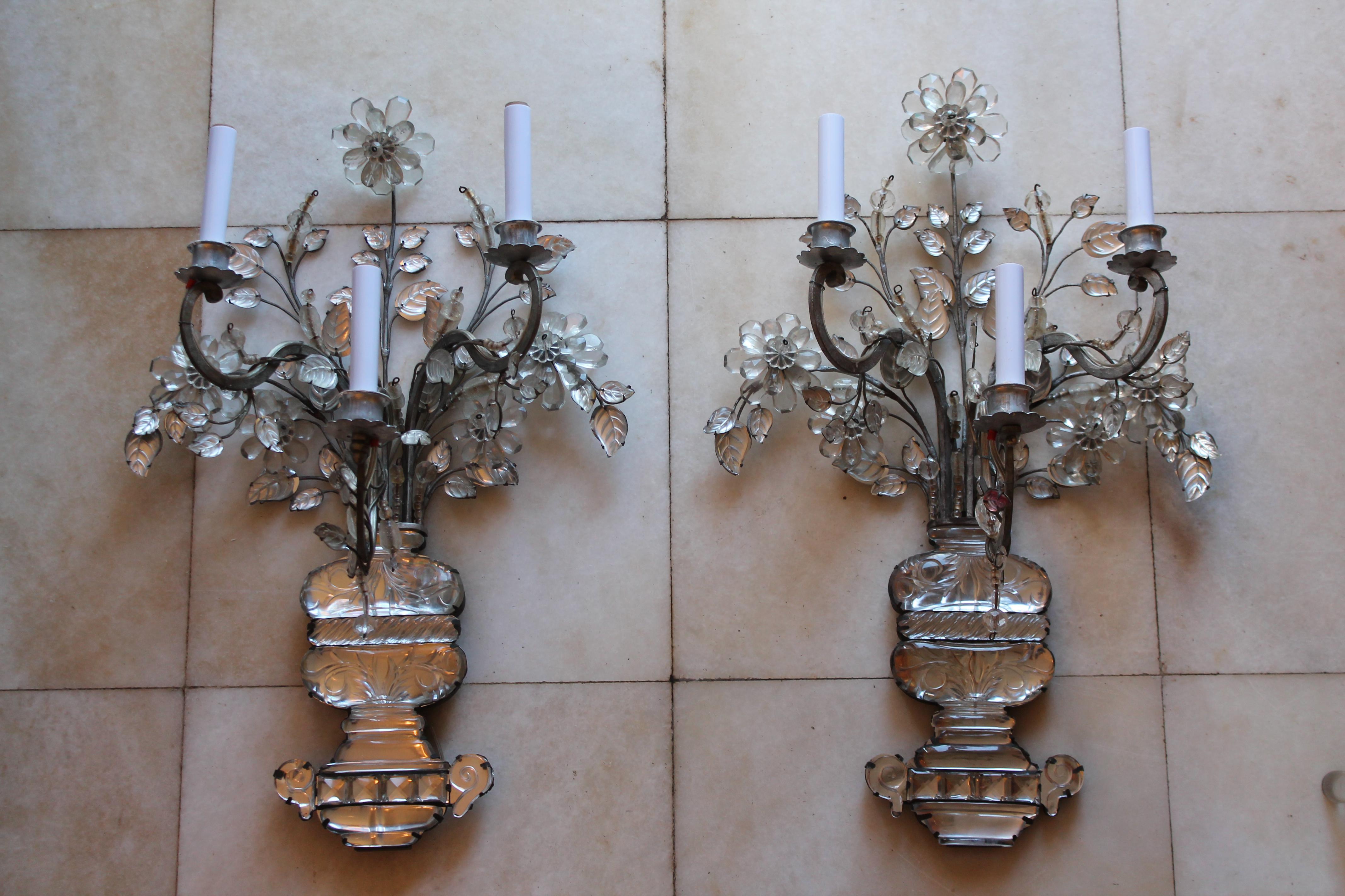 Atemberaubende und seltene Pair Französisch Art Nouveau Bronze gerahmt / Cut Crystal Blumenstrauß XL Wandleuchter von Maison Bagues Paris unterzeichnet. Die Unterschrift von Bagues befindet sich auf einer Bronzetafel, die auf der Rückseite